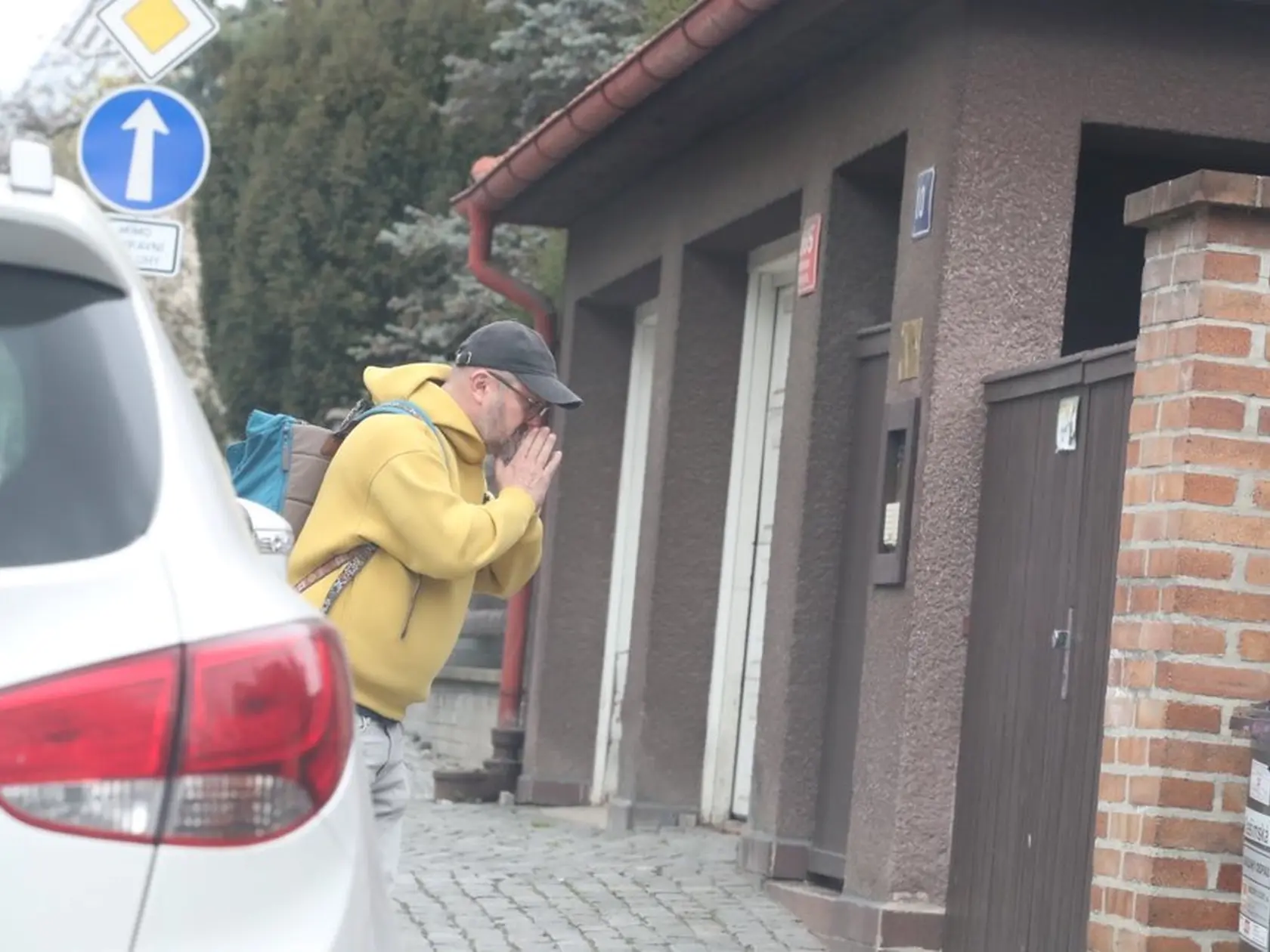 Medzi ľuďmi, ktorí si prišli uctiť Aničkinu pamiatku bol aj herec Karel Zima.