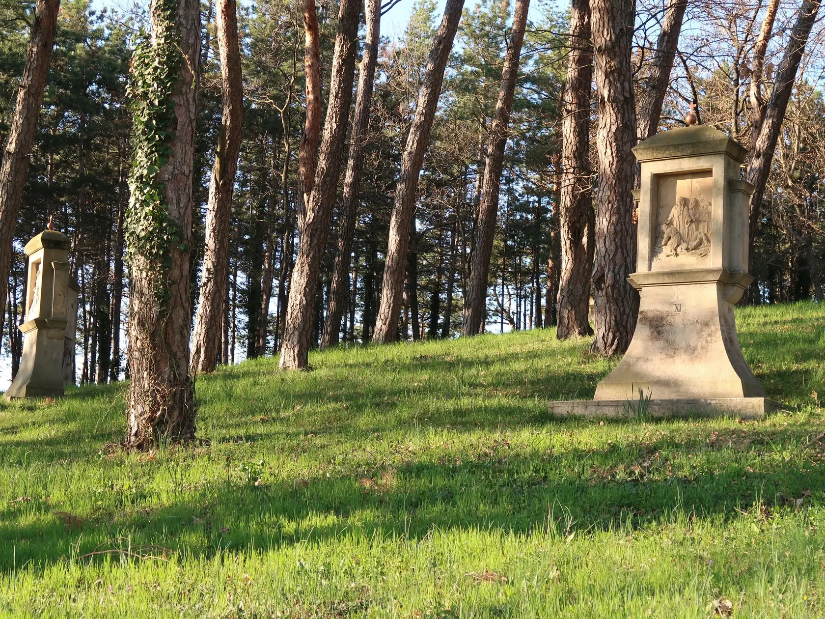 Na snímke trstínska kalvária, ktorá sa stala národnou kultúrnou pamiatkou v obci Trstín v okrese Trnava 4. apríla 2025. Do registra nehnuteľných kultúrnych pamiatok Ústredného zoznamu pamiatkového fondu ju zapísali ako súbor 26 pamiatkových objektov. FOTO TASR - Ondrej Hercegh