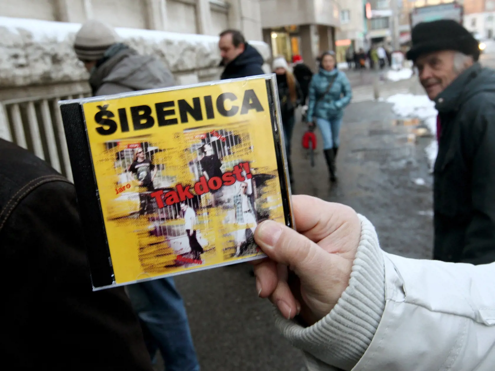 Politika: Protest pred budovou Generálnej prokuratúry SR v Bratislave. Vtipné vianočné darčeky pre členov prokuratúry a symbolický vianočný stromček ozdobený protikorupčnými heslami. 