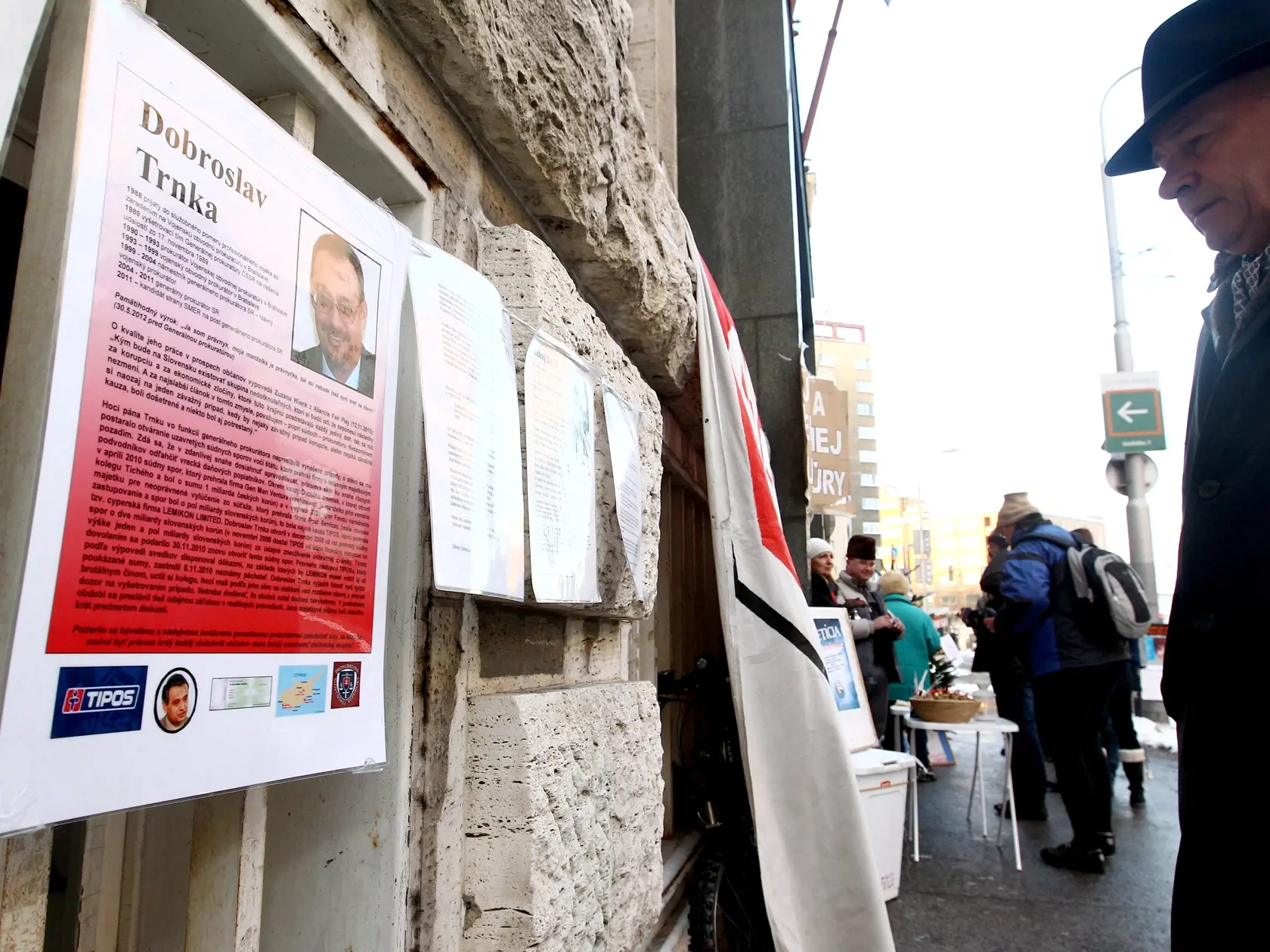 Politika: Protest pred budovou Generálnej prokuratúry SR v Bratislave. Vtipné vianočné darčeky pre členov prokuratúry a symbolický vianočný stromček ozdobený protikorupčnými heslami. 