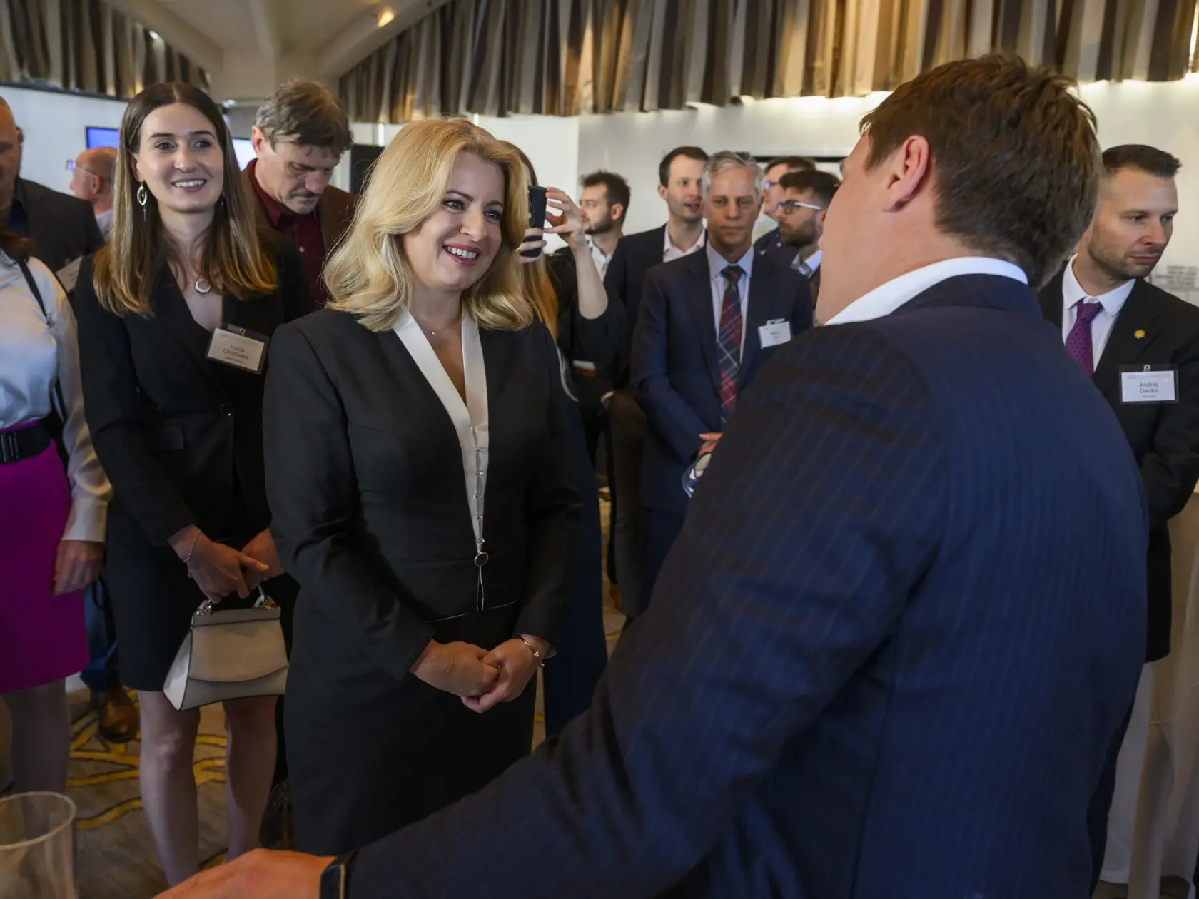 Prezidentka SR Zuzana Čaputová sa presunula vo štvrtok z Kanady do USA. V San Franciscu ju privítala primátorka mesta London Breed. Spoločne vztýčili na radnici slovenskú vlajku. Na snímke prezidentka SR Zuzana Čaputová (uprostred) počas podujatia Slovak meet Slovaks - stretnutie prezidentky s podnikateľskou delegáciou a komunitou Slovak PRO v San Franciscu 1. februára 2024. FOTO TASR - Jaroslav Novák