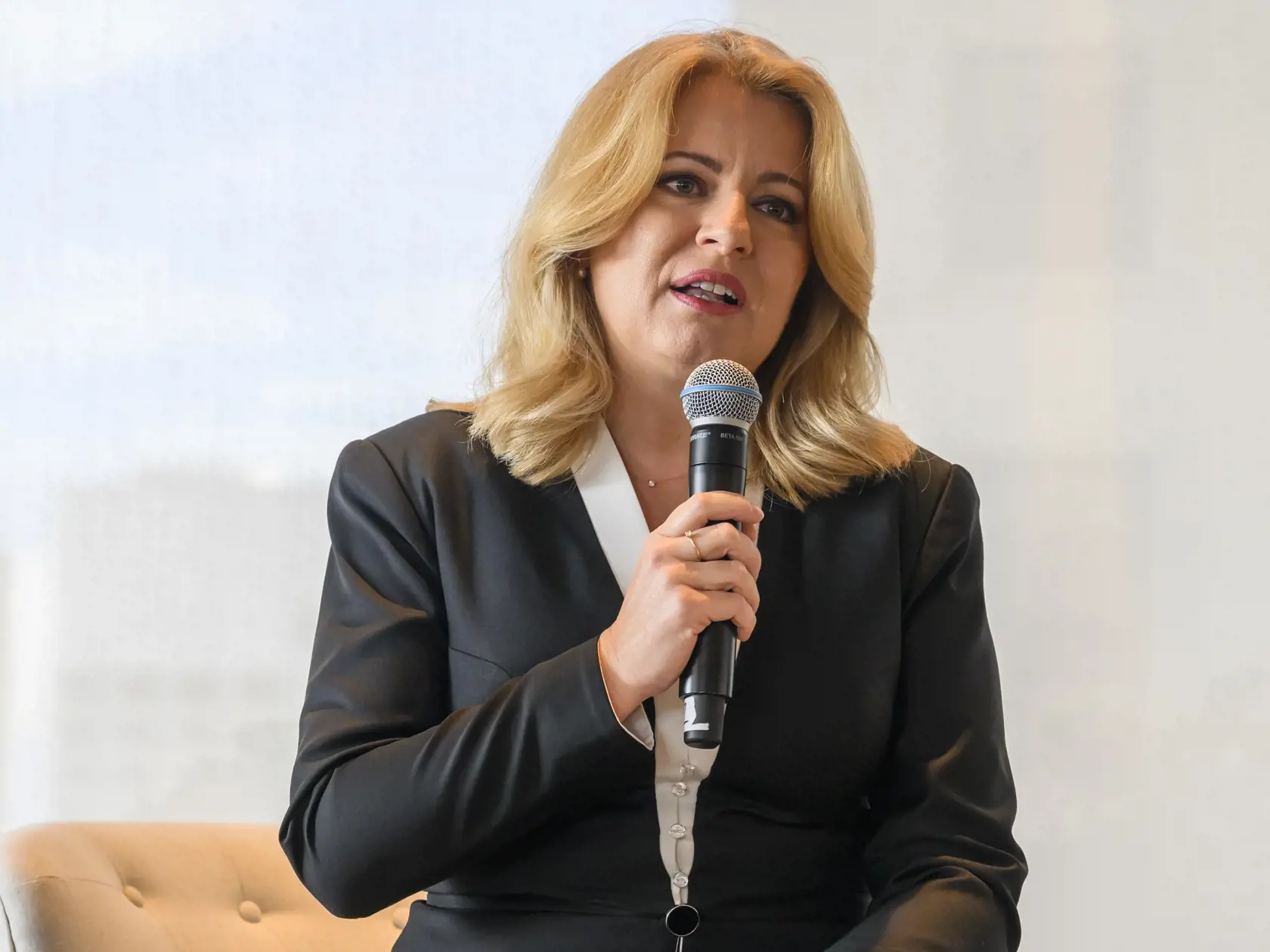 Prezidentka SR Zuzana Čaputová sa presunula vo štvrtok z Kanady do USA. V San Franciscu ju privítala primátorka mesta London Breed. Spoločne vztýčili na radnici slovenskú vlajku. Na snímke prezidentka SR Zuzana Čaputová počas podujatia Slovak meet Slovaks - stretnutie prezidentky s podnikateľskou delegáciou a komunitou Slovak PRO v San Franciscu 1. februára 2024. FOTO TASR - Jaroslav Novák