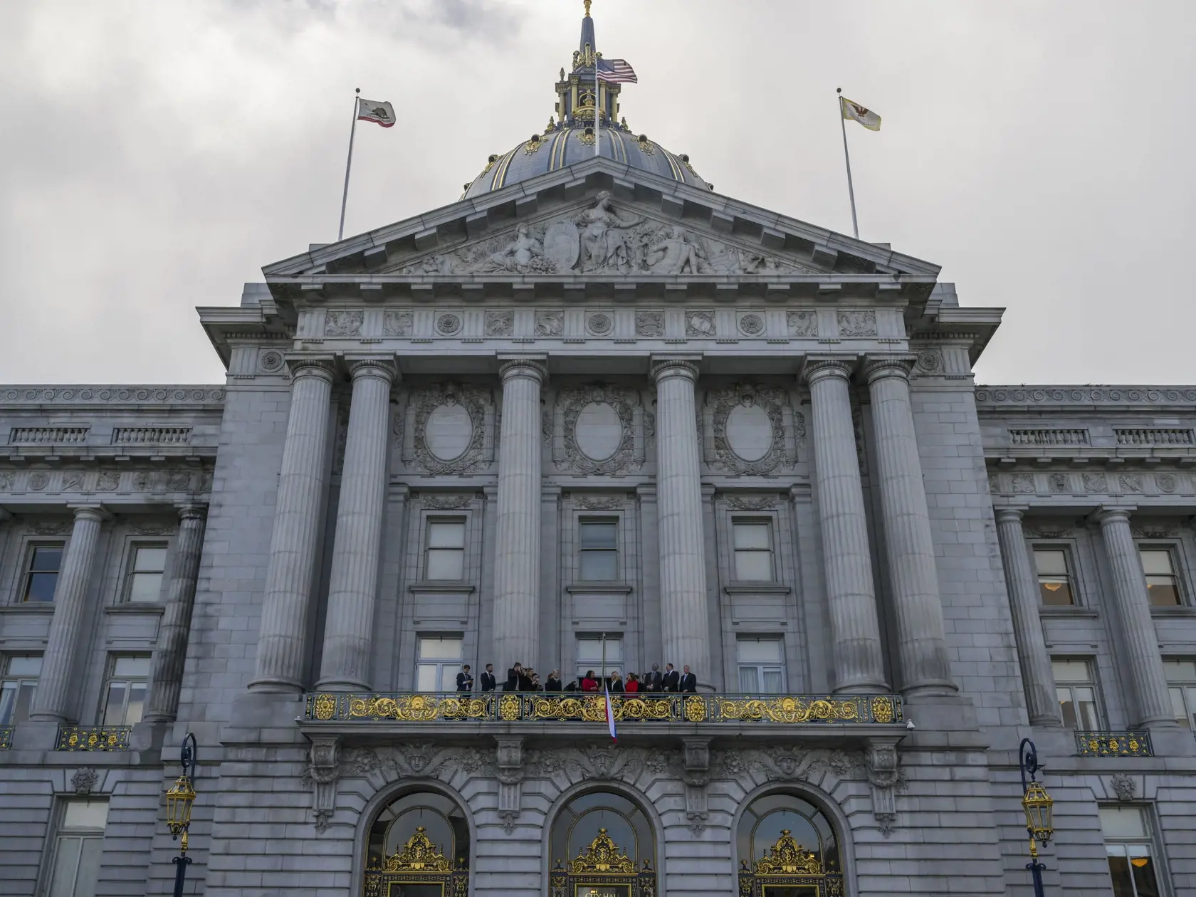 Prezidentka SR Zuzana Čaputová sa presunula vo štvrtok z Kanady do USA. V San Franciscu ju privítala primátorka mesta London Breed. Spoločne vztýčili na radnici slovenskú vlajku. Na snímke starostka San Francisca London Breed (uprostred vľavo) a prezidentka SR Zuzana Čaputová (uprostred vpravo) počas vztýčenia slovenskej vlajky na radnici v San Franciscu 1. februára 2024. FOTO TASR - Jaroslav Novák