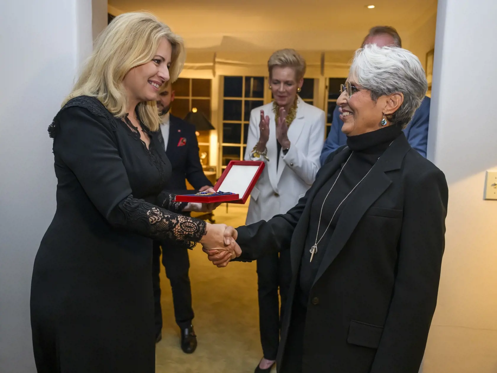 Prezidentka SR Zuzana Čaputová (vľavo) udeľuje americkej speváčke a aktivistke Joan Baezovej (vpravo) štátne vyznamenanie Radu Bieleho dvojkríža III. triedy za mimoriadne zásluhy o rozvoj SR v oblasti ochrany ľudských práv a slobôd  v sídle honorárnej konzulky Slovenska neďaleko San Francisca v rámci svojej pracovnej návštevy Spojených štátov amerických v piatok 2. februára 2024. FOTO TASR - Jaroslav Novák 