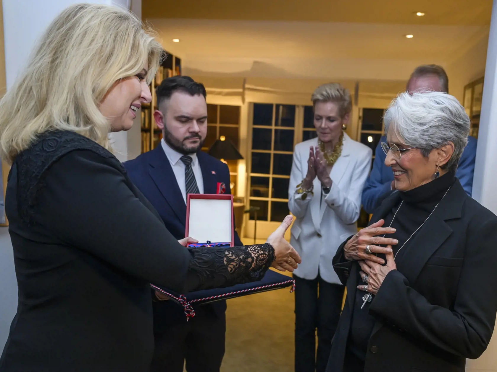 Prezidentka SR Zuzana Čaputová (vľavo) udeľuje americkej speváčke a aktivistke Joan Baezovej (vpravo) štátne vyznamenanie Radu Bieleho dvojkríža III. triedy za mimoriadne zásluhy o rozvoj SR v oblasti ochrany ľudských práv a slobôd  v sídle honorárnej konzulky Slovenska neďaleko San Francisca v rámci svojej pracovnej návštevy Spojených štátov amerických v piatok 2. februára 2024. FOTO TASR - Jaroslav Novák 