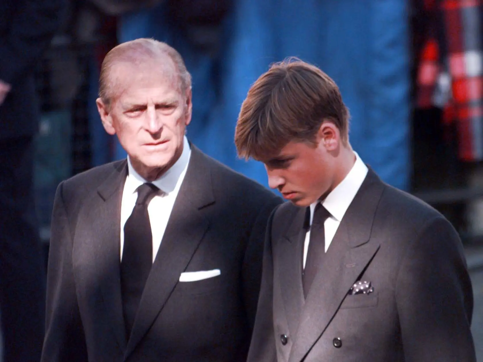 Princ Philips vnukom Williamom na pohrebe princeznej Diany