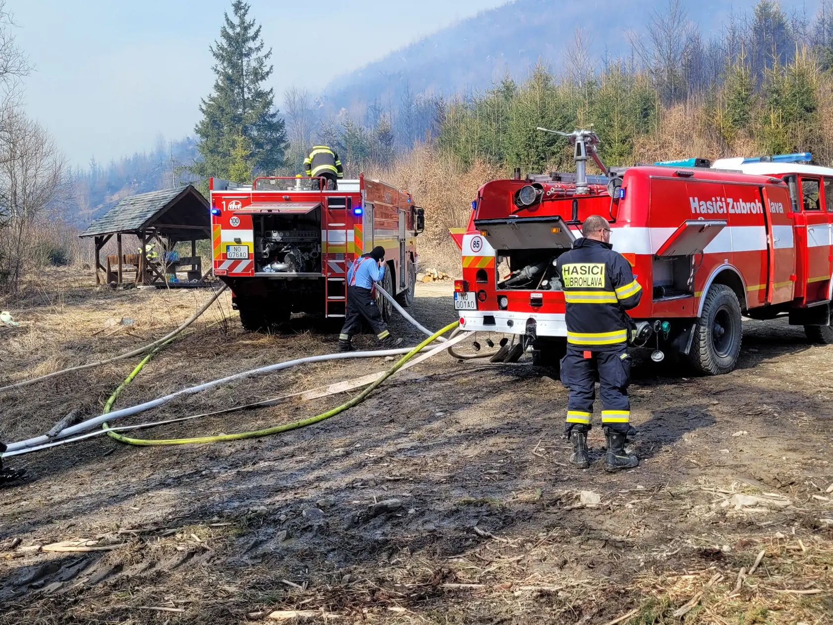 HaZZ: Pri požiari lesa v Oravskej Jasenici zasahuje takmer 80 hasičov