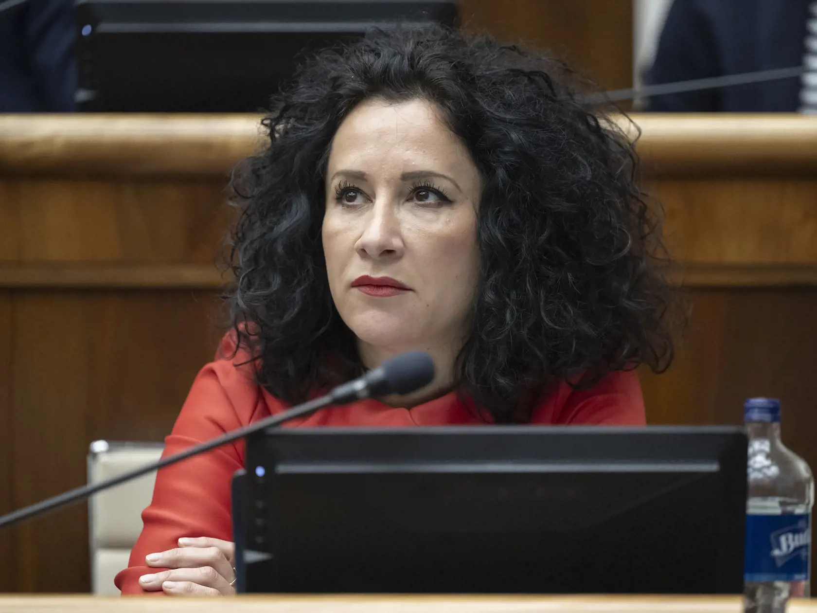 Koalícia podľa Jaurovej pošliapala po Ústave SR aj rokovacom poriadku parlamentu a kultúre. "Takáto hanba je symbolickým ukončením prvej parlamentnej sezóny tohto volebného obdobia," poznamenala.