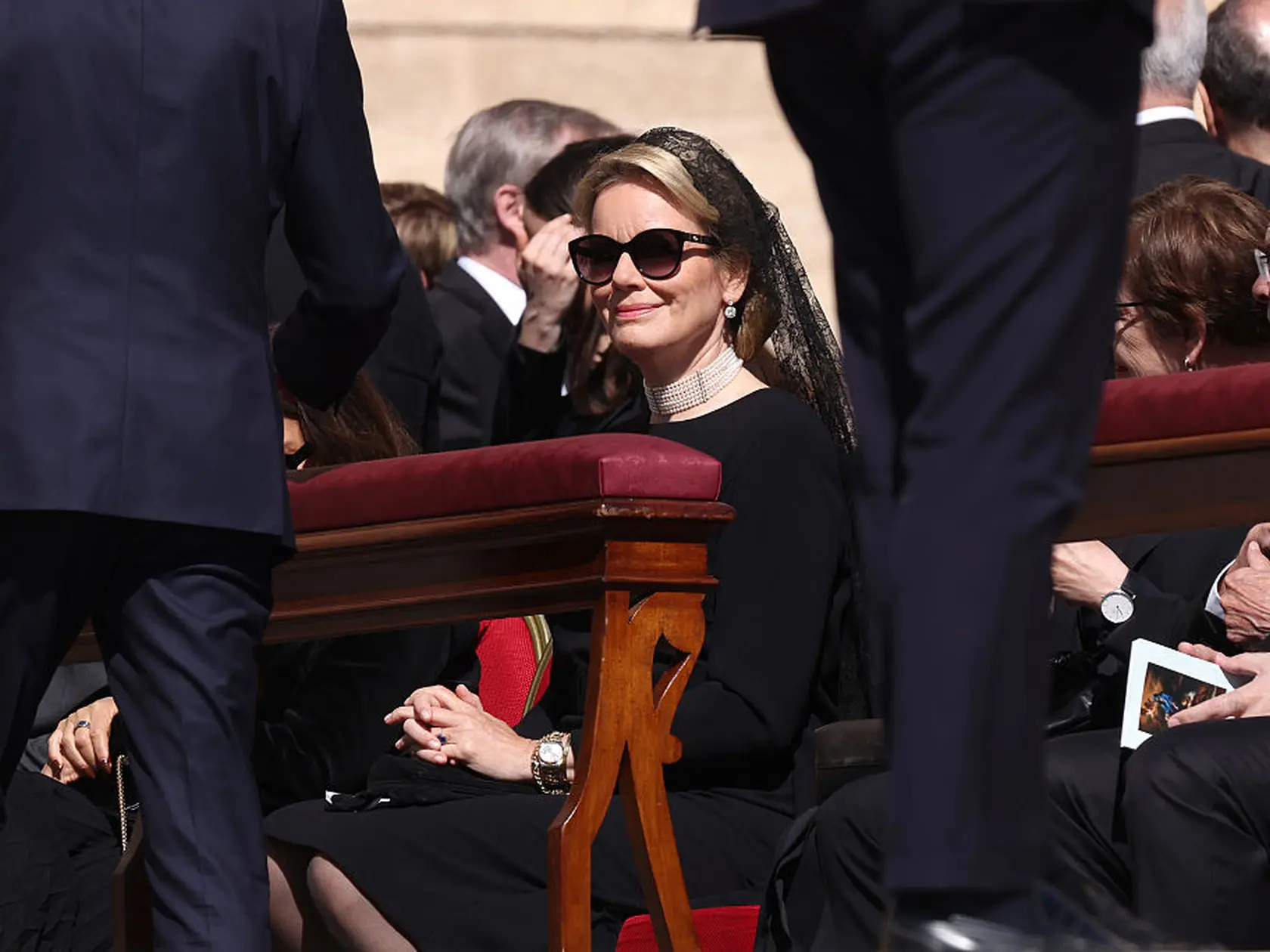 Belgická kráľovná Mathilde zvolila aj perlový náhrdelník.