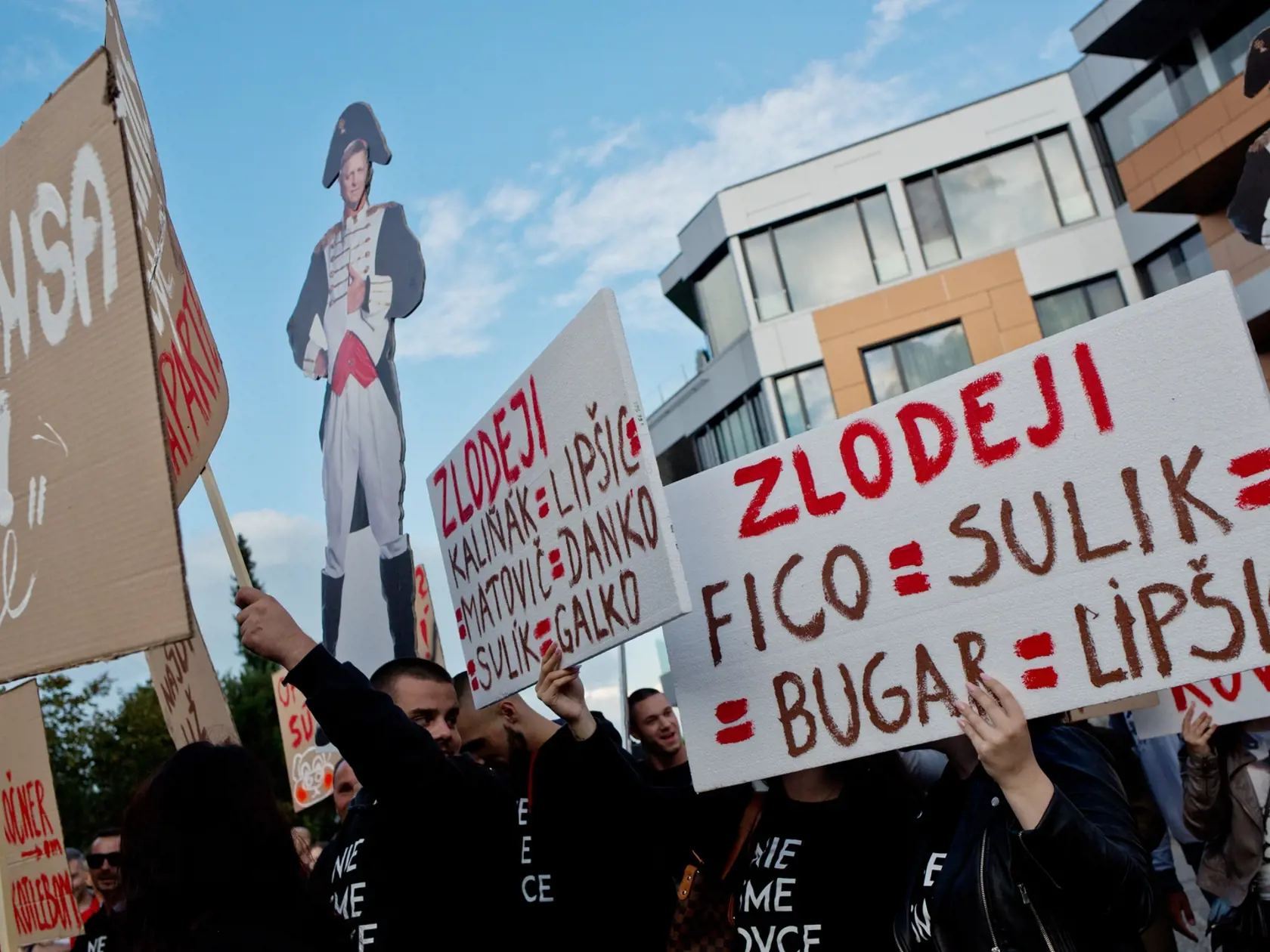 Opoziční lídri organizovali v lete 2016 protesty pred luxusným komplexom Bonaparte, ktorý postavil kontroverzný podnikateľ Ladislav Bašternák. Byt v ňom má prenajatý aj premiér Robert Fico.