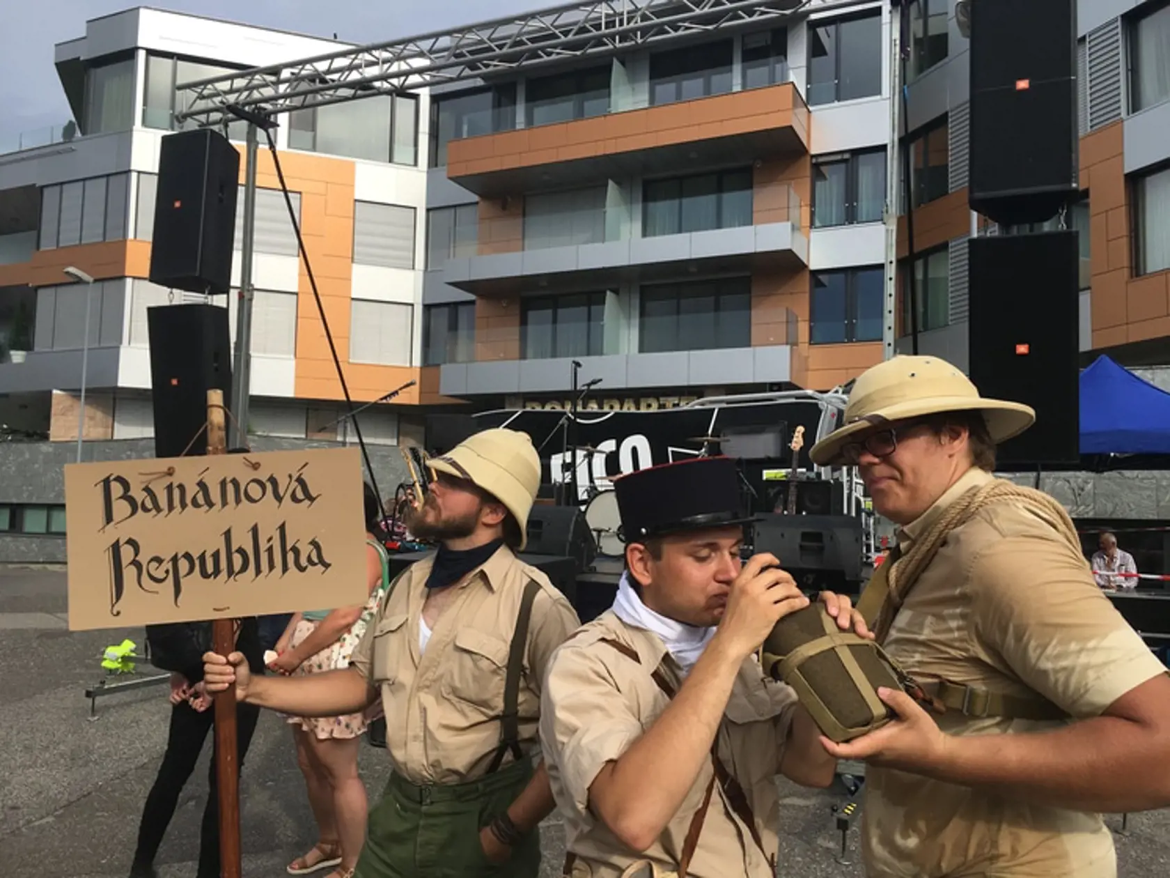 "Bonapárty" pred komplexom Bonaparte.