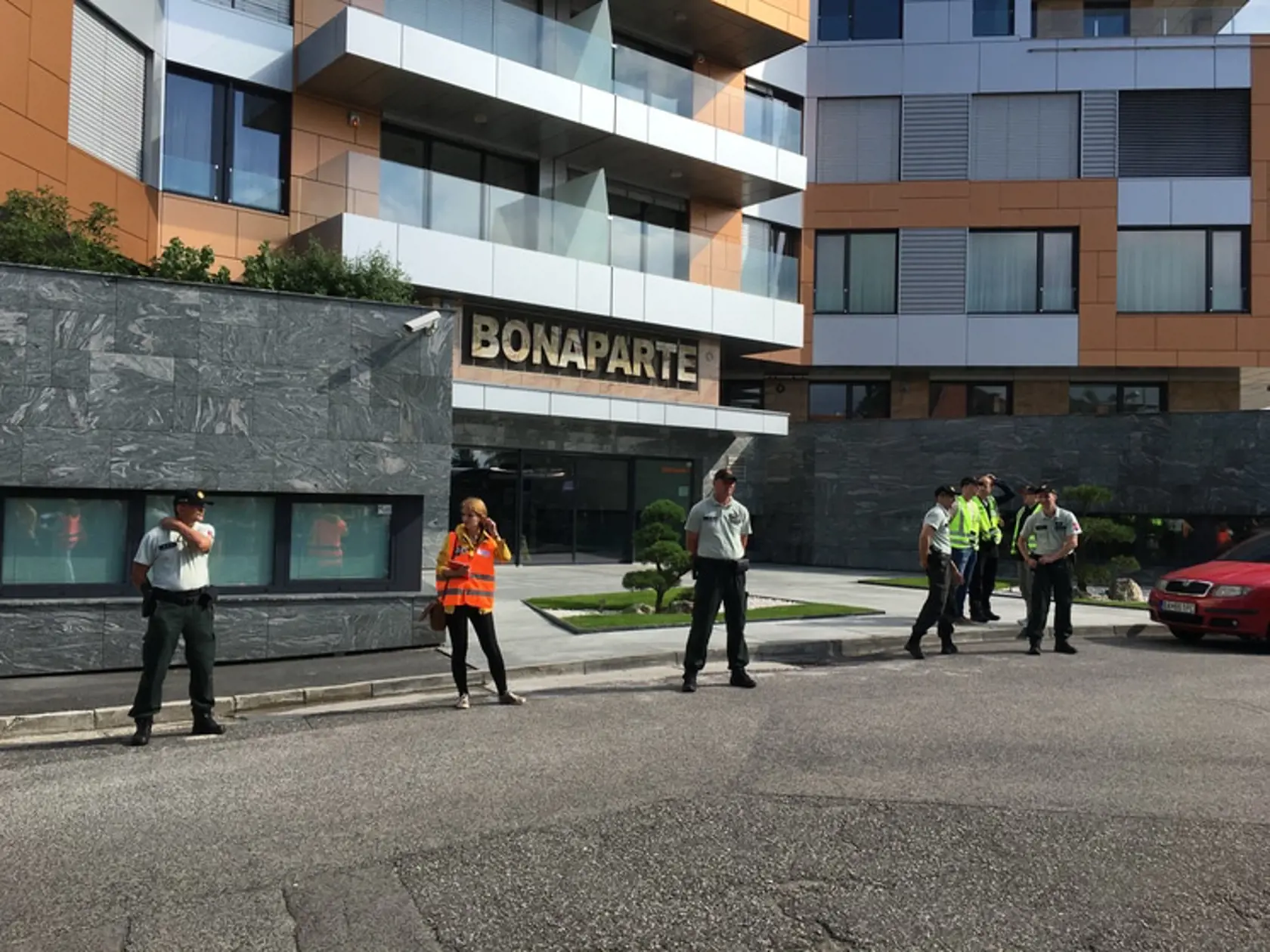 Protest pred bytovým komplexom Bonaparte.