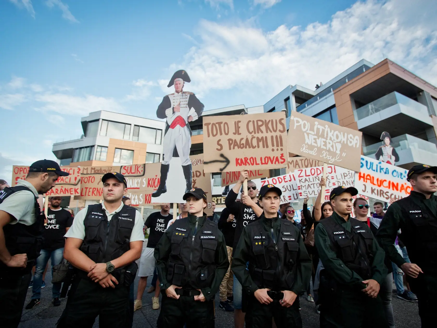 Pre kauzu Bašternák organizovala opozícia v lete protesty pred komplexom Bonaparte, kde býva premiér Fico.