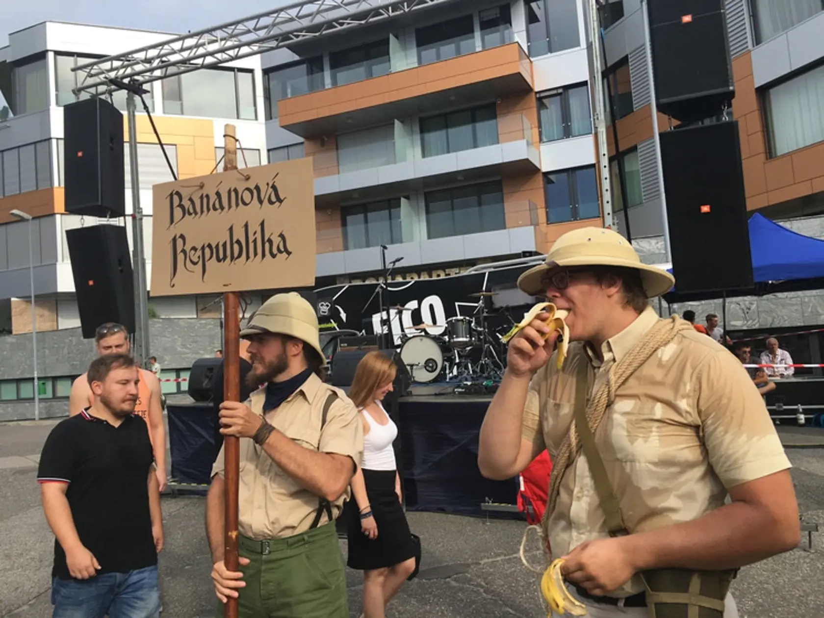 "Bonapárty" pred komplexom Bonaparte.