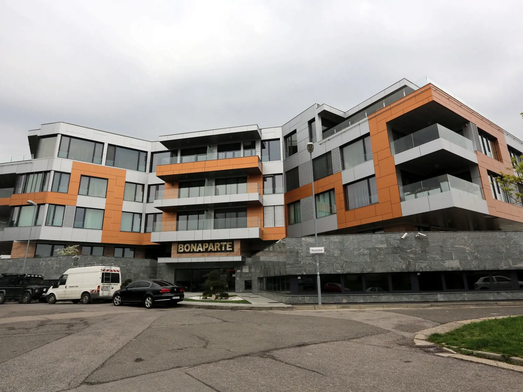 Sleduje premiéra?
komplex Bonaparte