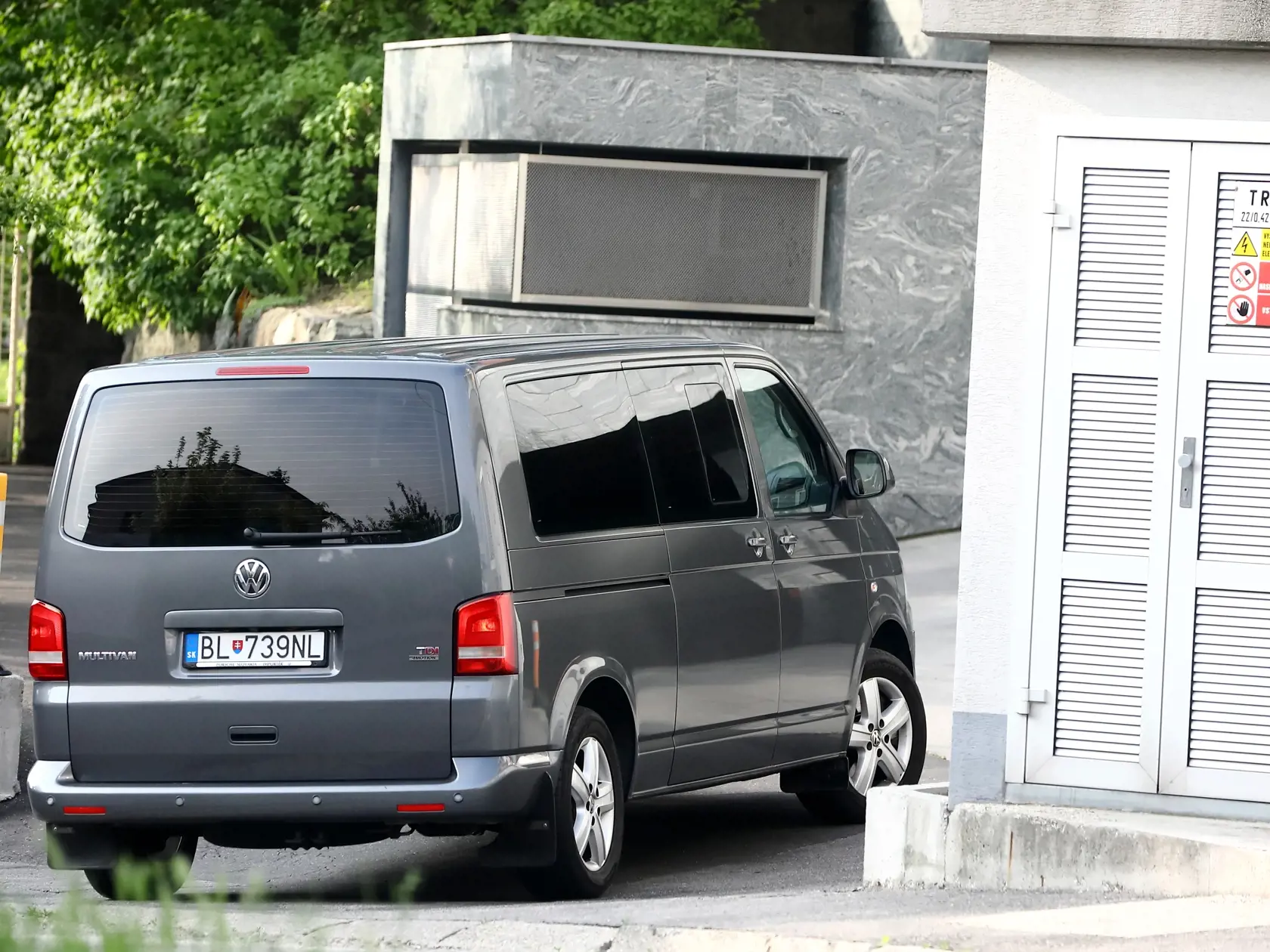 Na snímke dodávka ako vchádza do komplexu Bonaparte. 