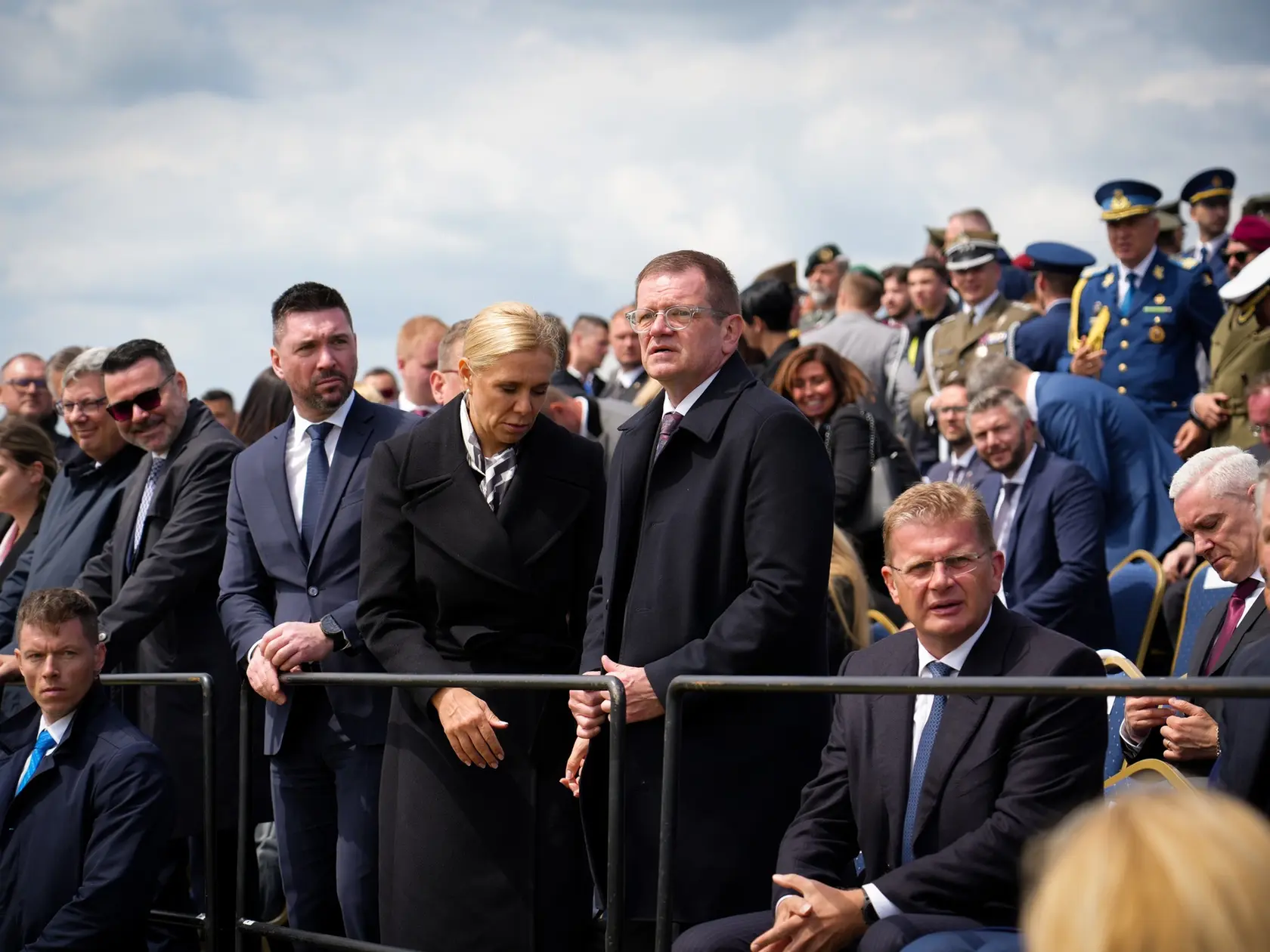 Richard Takáč, Denisa Saková a Peter Kmec  počas osláv 80. výročia ukončenia 2. svetovej vojny. 