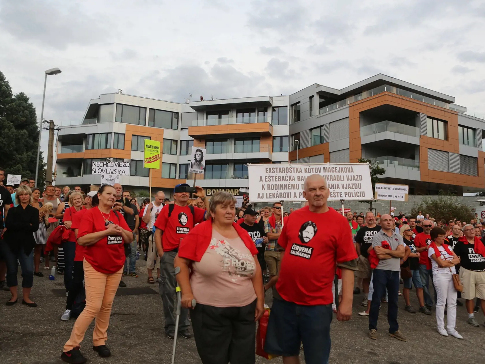 Protest pred budovou Bonaparte.