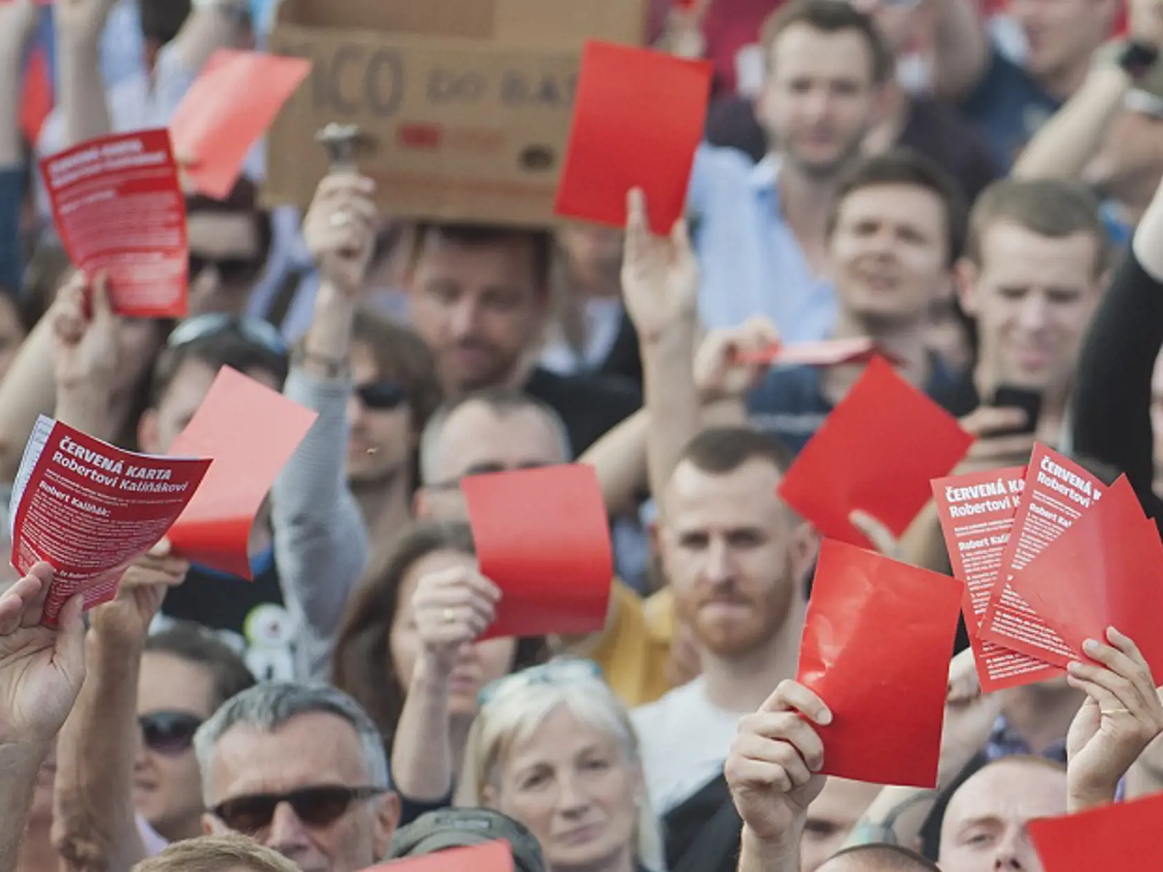 Na snímke protestné zhromaždenie občanov pred bytovým komplexom Bonaparte, ktoré zorganizovala opozícia. V Bratislave 20. júna 2016. FOTO TASR - Martin Baumann