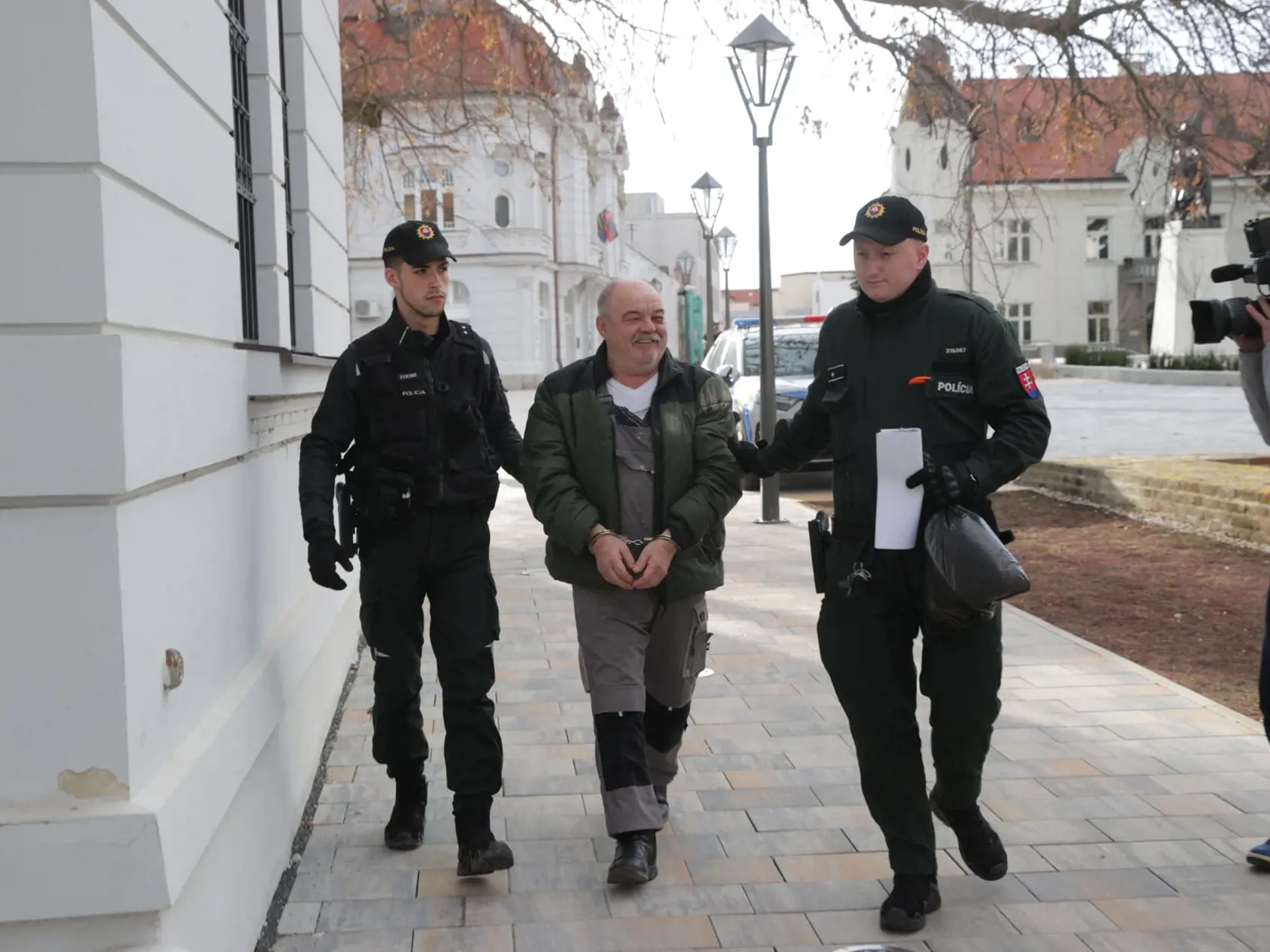 Rakúšan (70), ktorý opitý vyčíňal v trnavskej nemocnici, prichádza na súd 4. februára 2024.