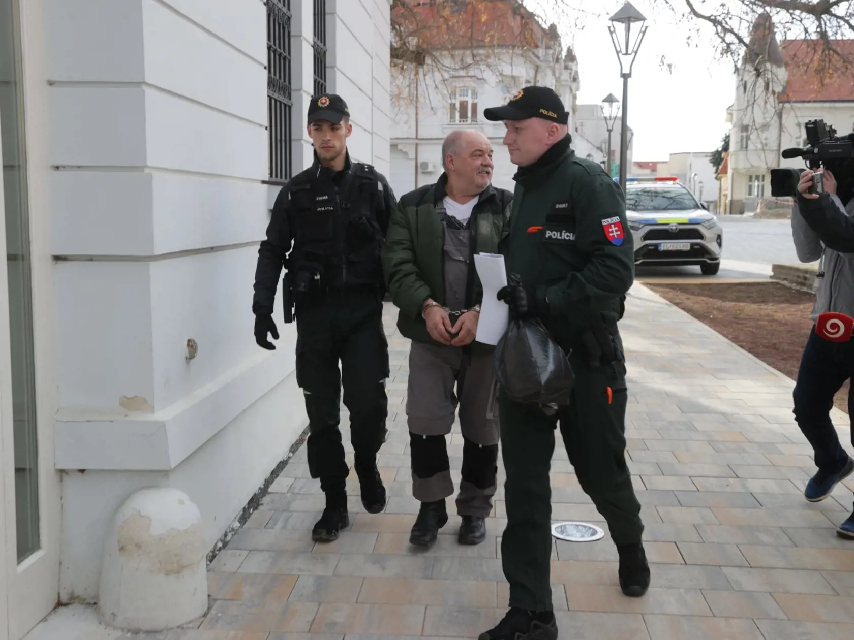 Rakúšan (70), ktorý opitý vyčíňal v trnavskej nemocnici, prichádza na súd 4. februára 2024.