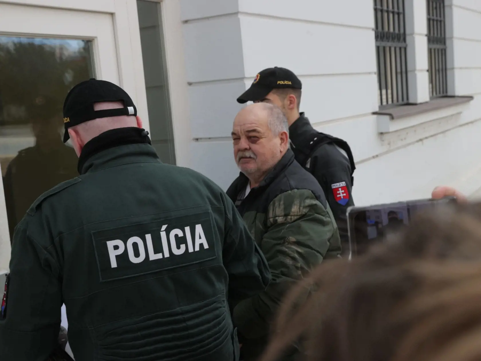 Rakúšan (70), ktorý opitý vyčíňal v trnavskej nemocnici, prichádza na súd 4. februára 2024.