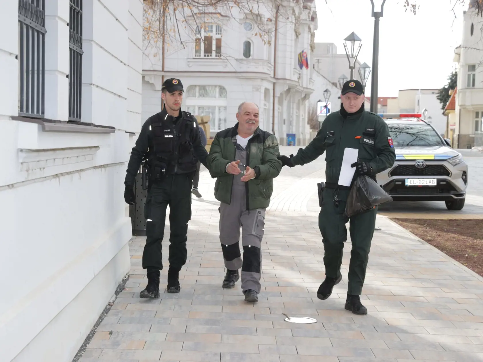 Rakúšan (70), ktorý opitý vyčíňal v trnavskej nemocnici, prichádza na súd 4. februára 2024.
