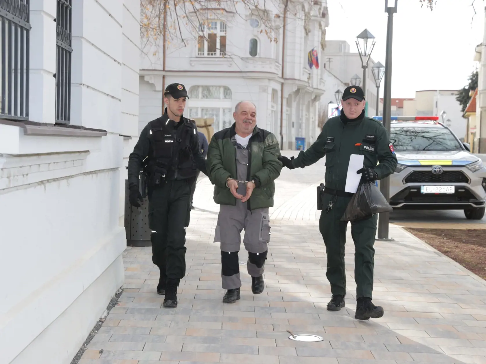 Rakúšan (70), ktorý opitý vyčíňal v trnavskej nemocnici, prichádza na súd 4. februára 2024.