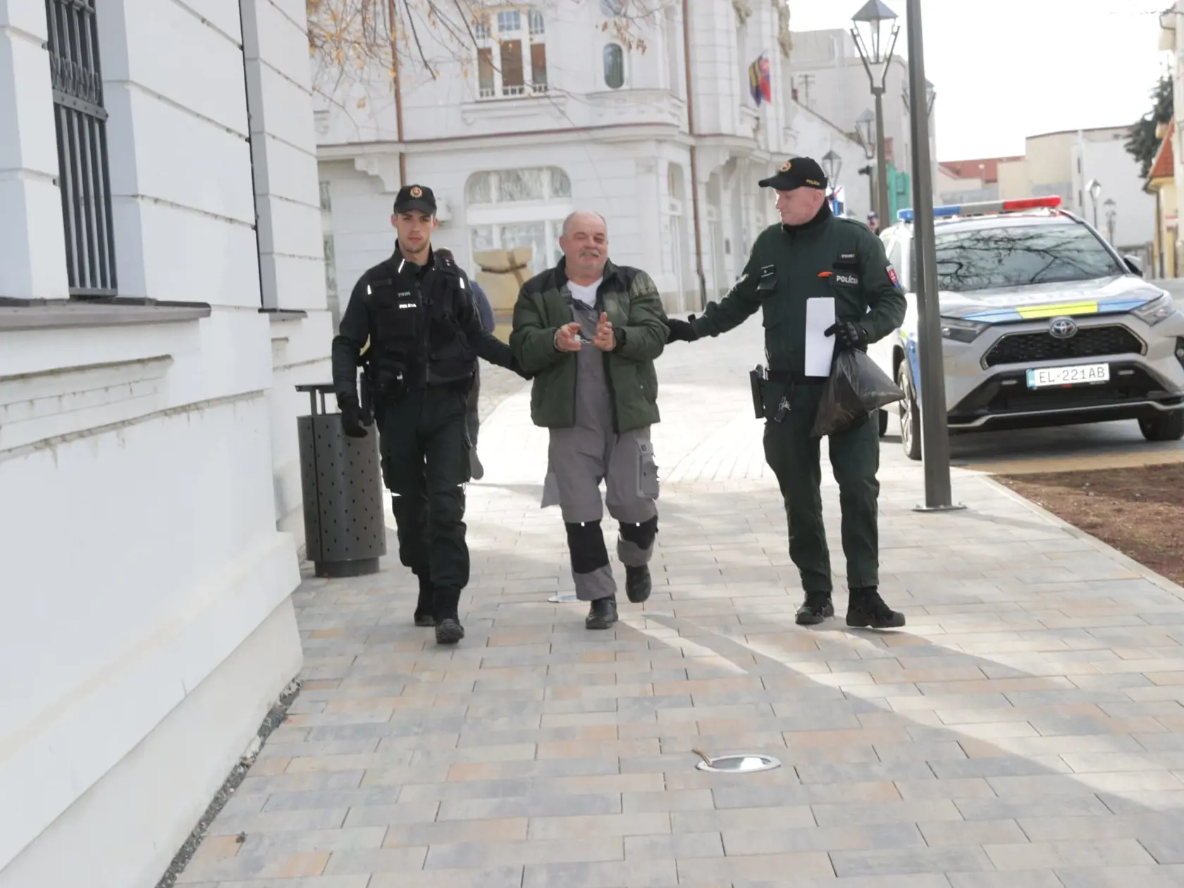 Rakúšan (70), ktorý opitý vyčíňal v trnavskej nemocnici, prichádza na súd 4. februára 2024.