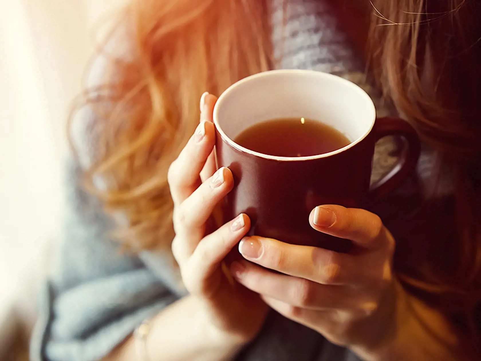 Drink,Tea,Relax,Cosy,Photo,With,Blurred,Background.,Female,Hands