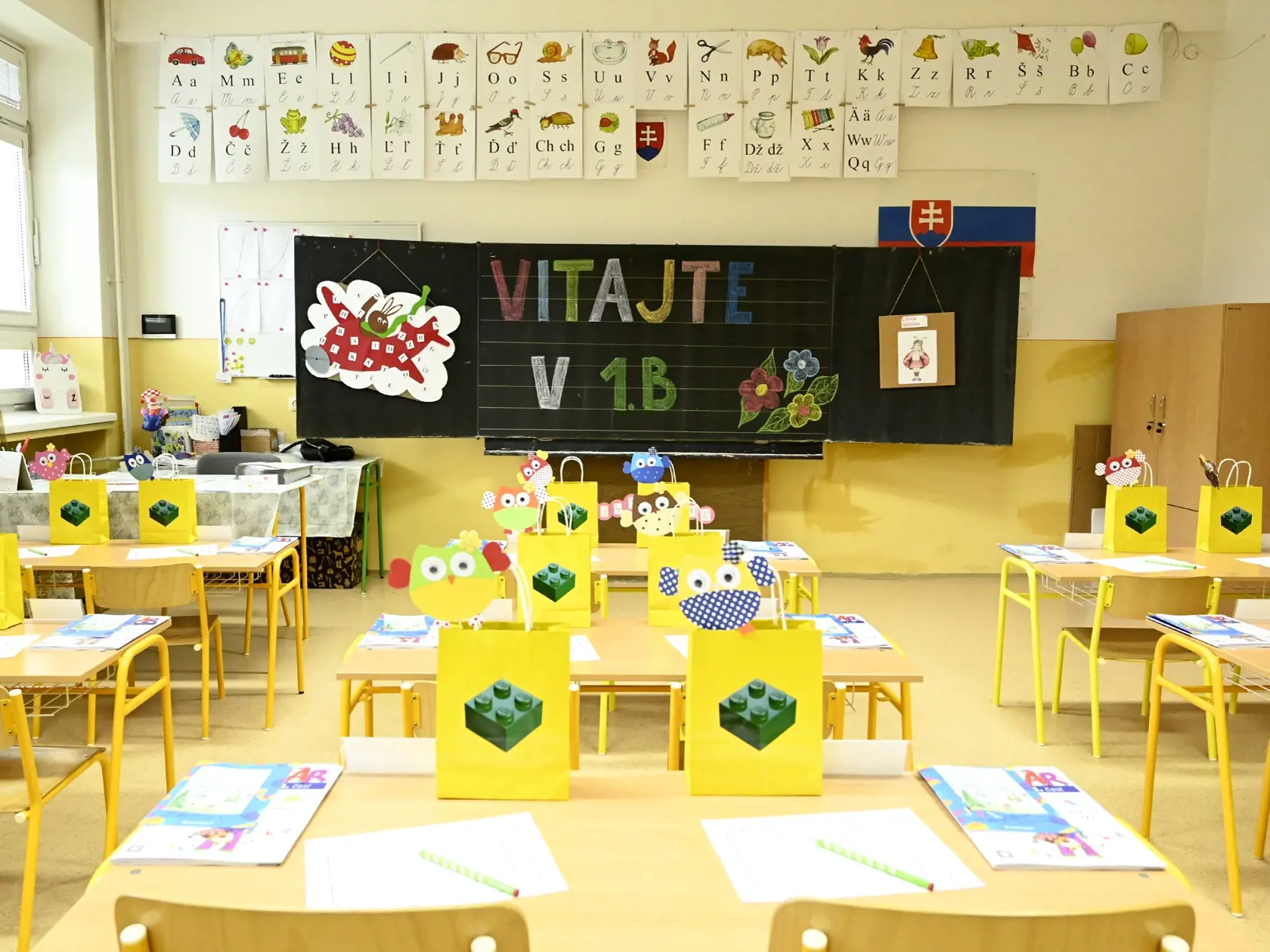 Príprava prváckej triedy pred začiatkom školského roka na Základnej škole s materskou školou v obci Bolešov (okres Ilava), 1. septembra 2020. FOTO TASR - Radovan Stoklasa