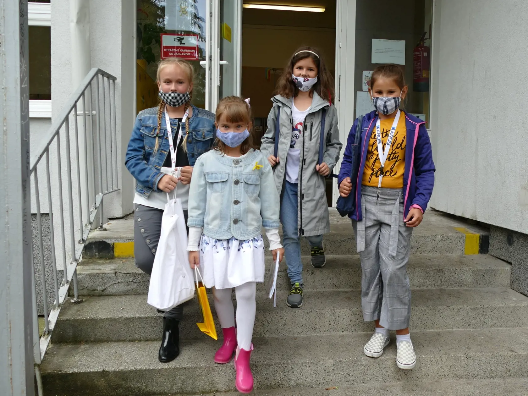 Na snímke žiačky prvého stupňa počas prvého školského dňa na Základnej škole Jarná v Žiline 2. septembra 2020. FOTO TASR - Erika Ďurčová
