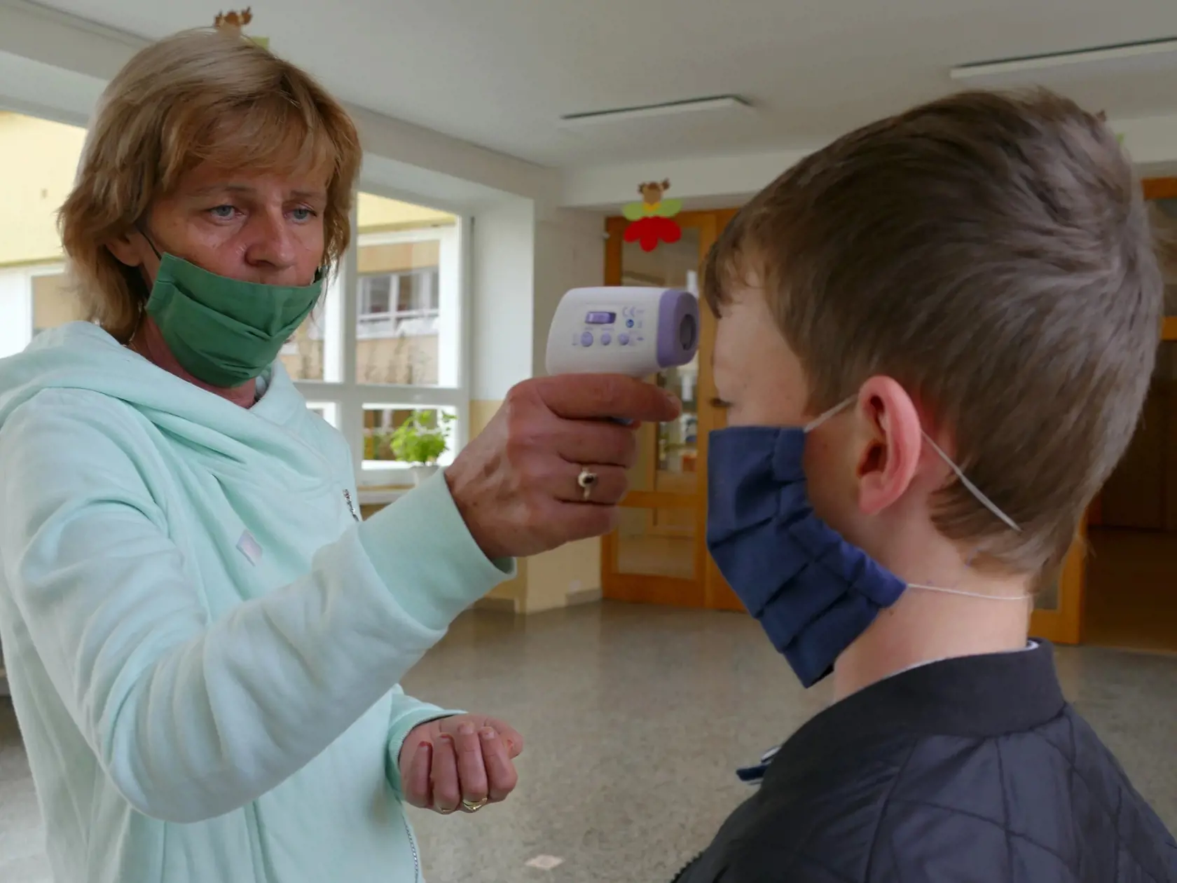 Na snímke meranie teploty žiakovi prvého stupňa počas prvého školského dňa na Základnej škole Karpatská v Žiline 2. septembra 2020. FOTO TASR - Erika Ďurčová
