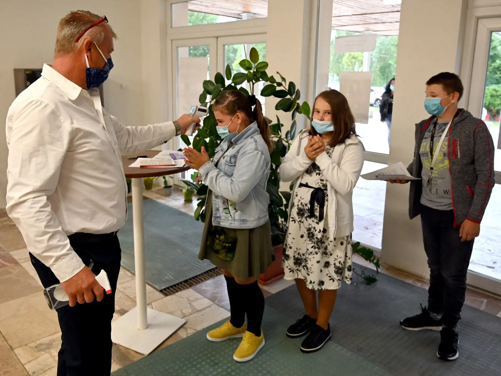 Na snímke meranie teploty žiakom pri vstupe do budovy počas prvého školského dňa 2. septembra 2020 na Cirkevnej základnej škole s materskou školou sv. Juraja v Trebišove. FOTO TASR - Roman Hanc
