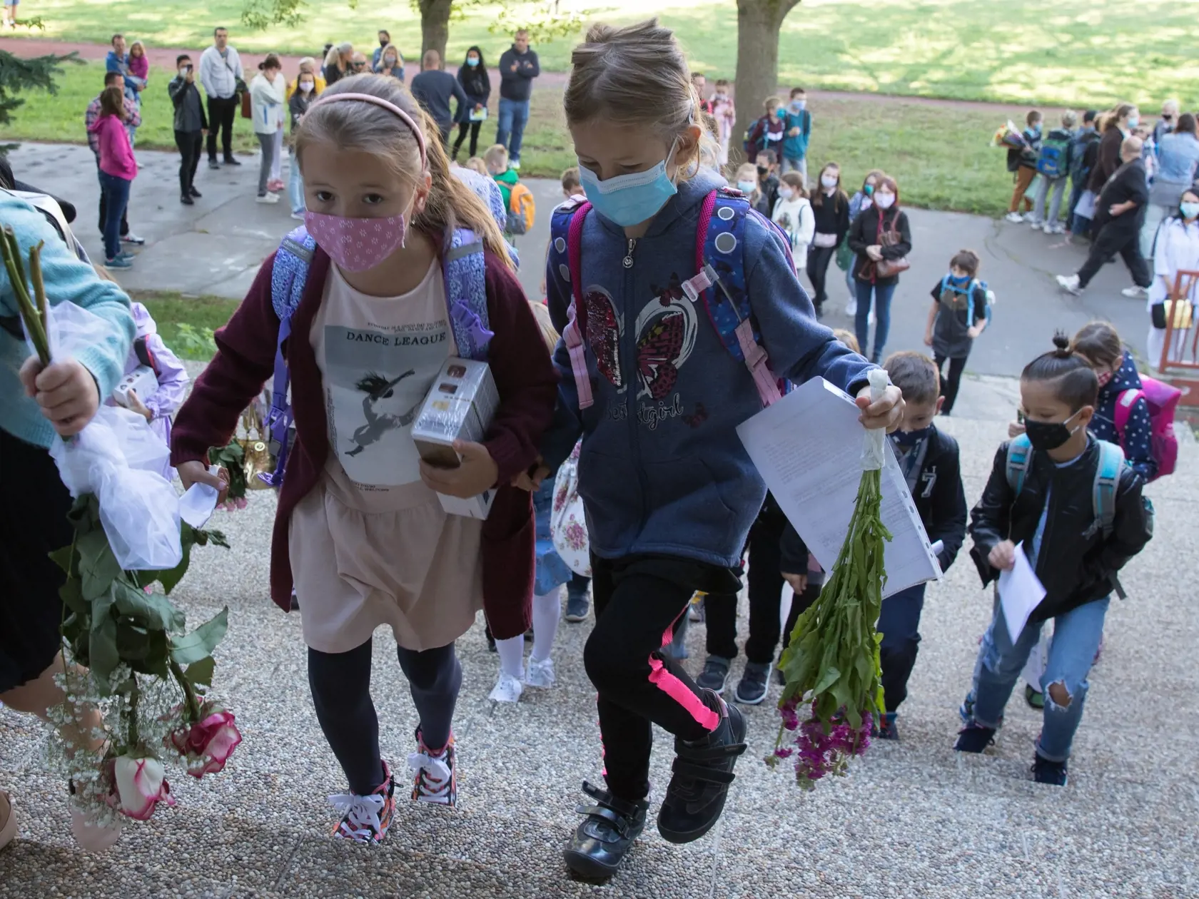 Začiatok školského roka na Slovensku, poznamenaný prítomnosťou koronavírusu Covid - 19. Deti na základnej škole Turnianska 10 v bratislavskej Petržalke prichádzajú na vyučovanie za sprísnených hygienických opatrení s rúškom na tvári.