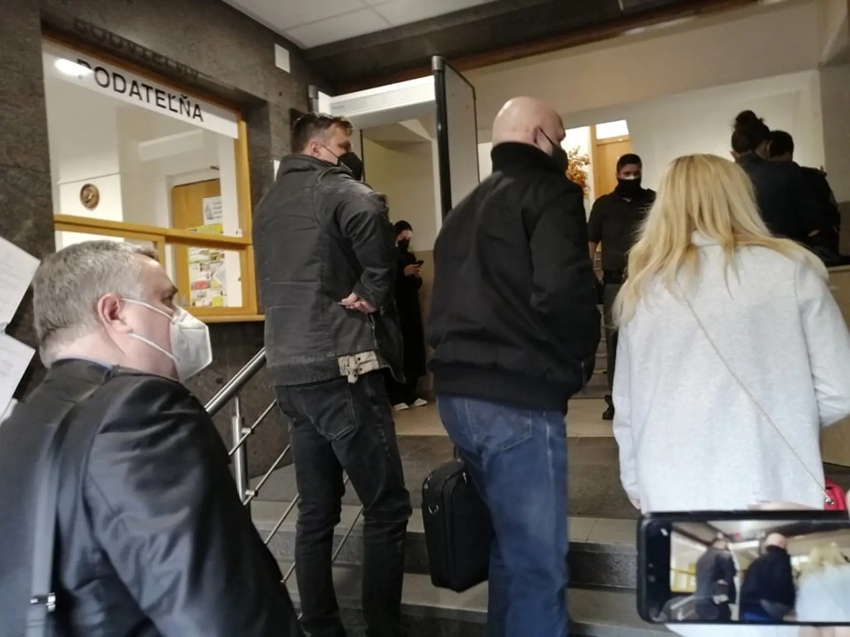 Na súd prichádzajú teta nebohého Tomáša (†16), v strede sú Juditin otec a Tomášov otec.