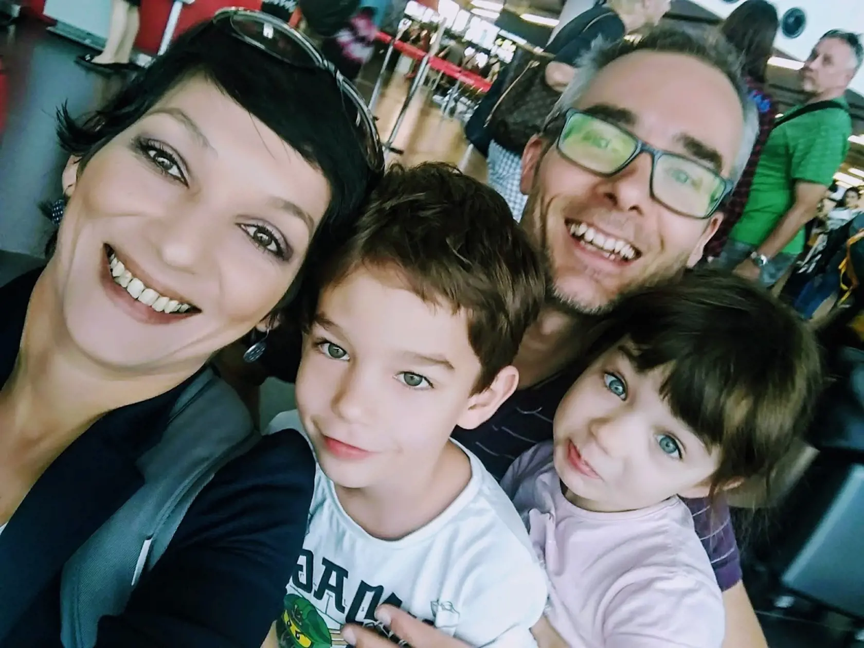 Líderka PS Idena Bihariová spolu s rodinou.