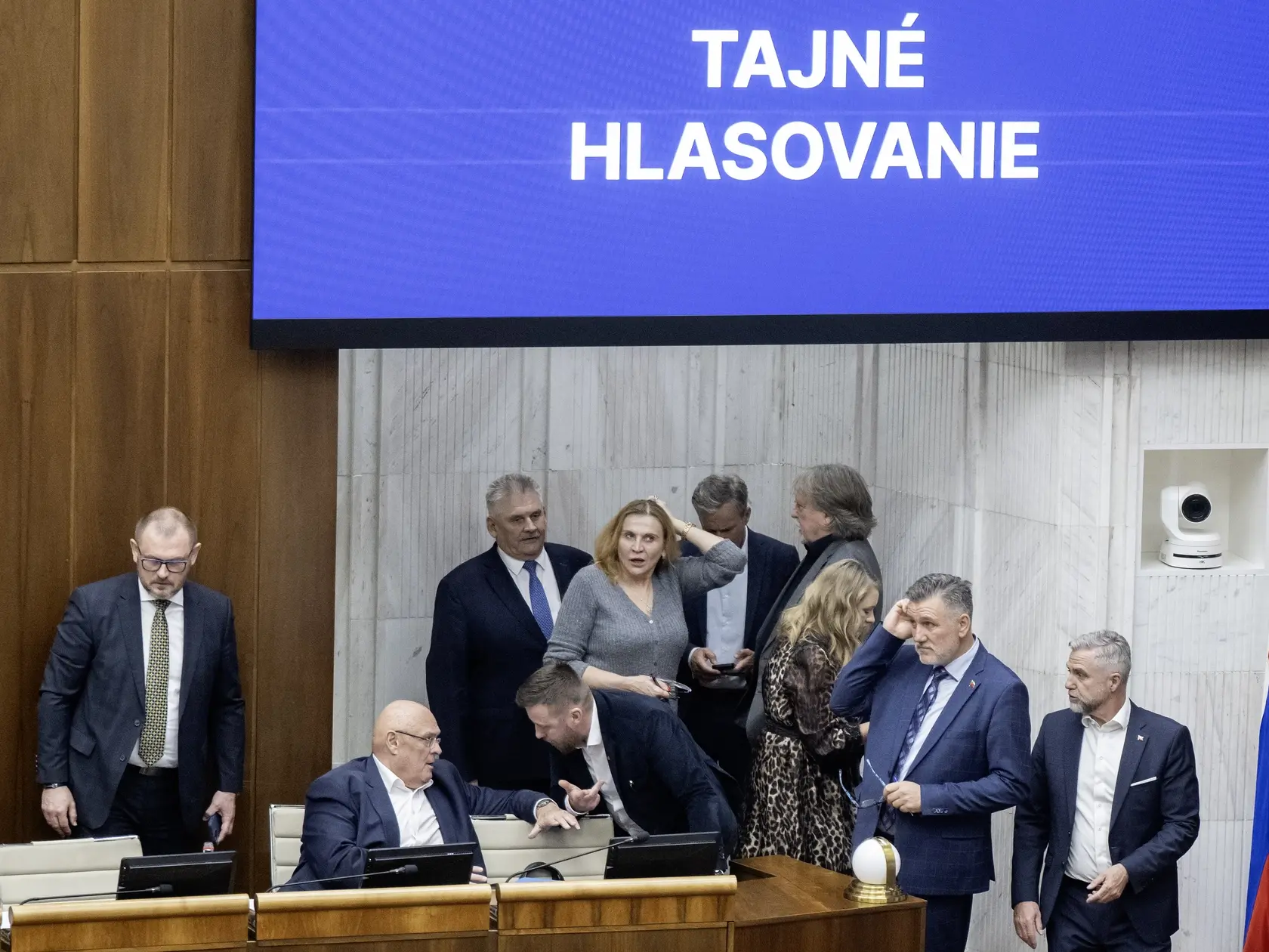 Poslanci Národnej rady (NR) SR počas tajného hlasovania predsedu parlamentu na 33. schôdzi NR SR 26. marca 2025 v Bratislave. Poslanci NR SR pristúpili v stredu podvečer k voľbe predsedu parlamentu a k voľbe predsedu Výboru NR SR pre pôdohospodárstvo a životné prostredie. Volia ich v tajnom hlasovaní. Na post šéfa NR SR kandiduje podpredseda Hlasu-SD Richard Raši, na jeho zvolenie je potrebných aspoň 76 hlasov. FOTO TASR - Martin Baumann