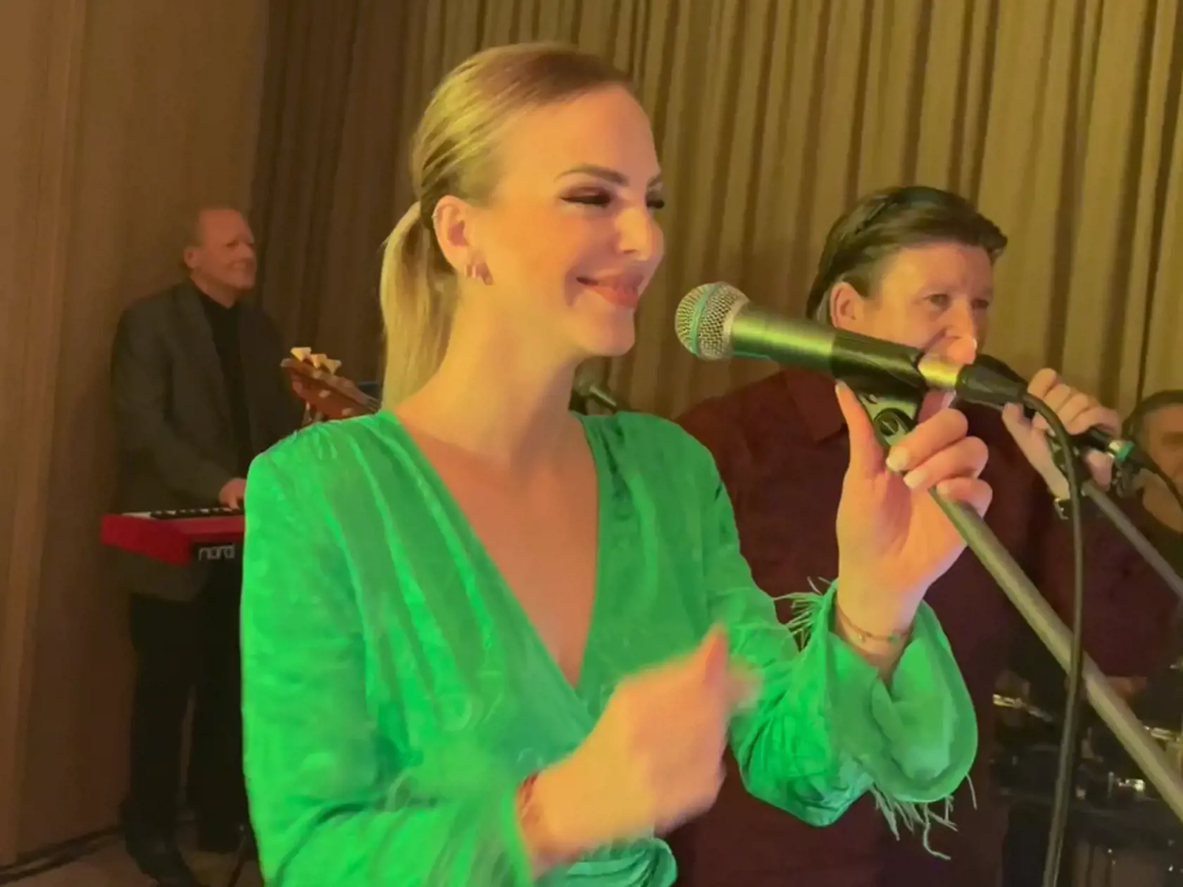 Karin Majtánová oslávila so svojimi najbližšími päťdesiatku a PLUS 7 DNÍ bolo pri tom. O zábavu sa starala aj Barbora Balúchová so skupinou Starmania.