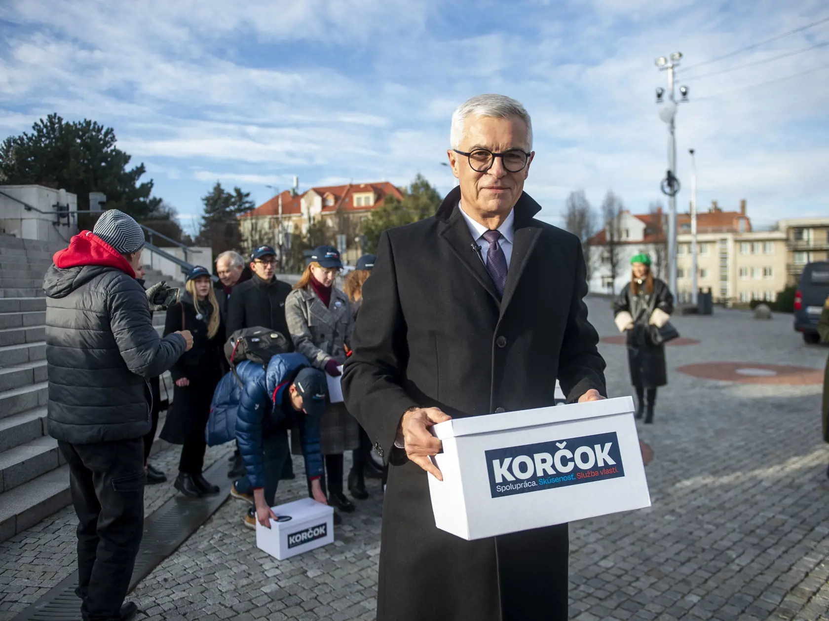 Ivan Korčok počas tlačovej konferencie pri príležitosti odovzdania petície s podpismi občanov za jeho kandidatúru 19. januára 2024 pred budovou Národnej rady SR v Bratislave. FOTO TASR - Jakub Kotian