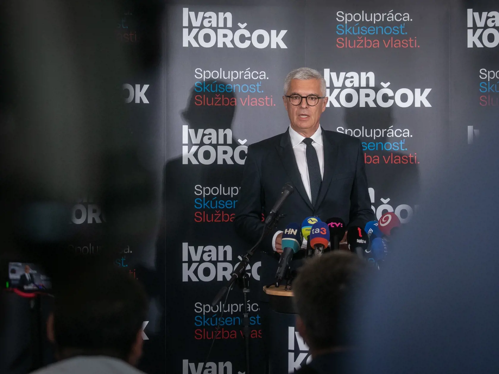 Diplomat Ivan Korčok počas tlačovej konferencie v Banskej Bystrici, na ktorej oznámil, že bude kandidovať za prezidenta  v budúcoročných prezidentských voľbách. Banská Bystrica, 30. august 2023. Foto: SITA/Diana Černak