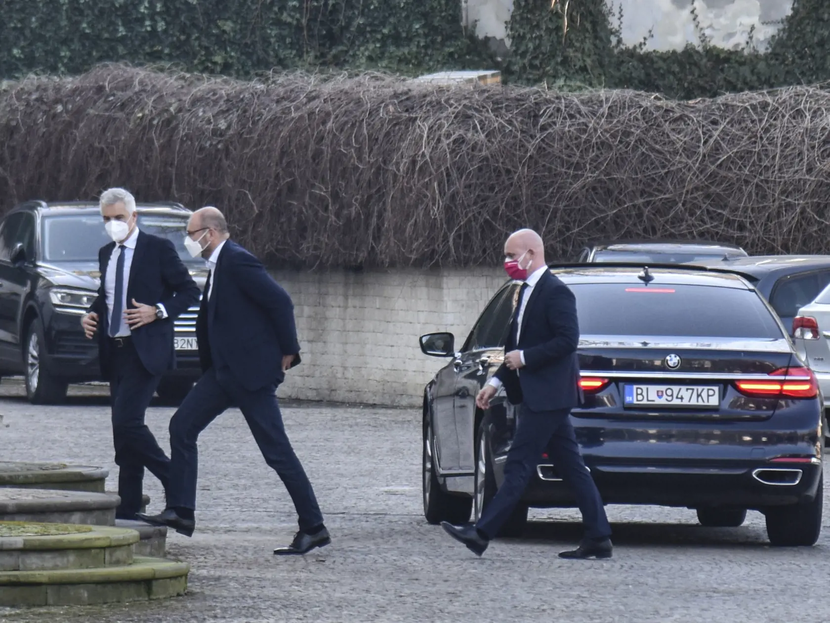 Na snímke sprava minister školstva Branislav Gröhling (SaS), podpredseda vlády a minister hospodárstva Richard Sulík (SaS) a minister zahraničných vecí a európskych záležitostí SR Ivan Korčok (nominant SaS) prichádzajú na stretnutie s prezidentkou  Zuzanou Čaputovou 3. marca 2021 do Prezidentského paláca v Bratislave. FOTO TASR - Pavol Zachar