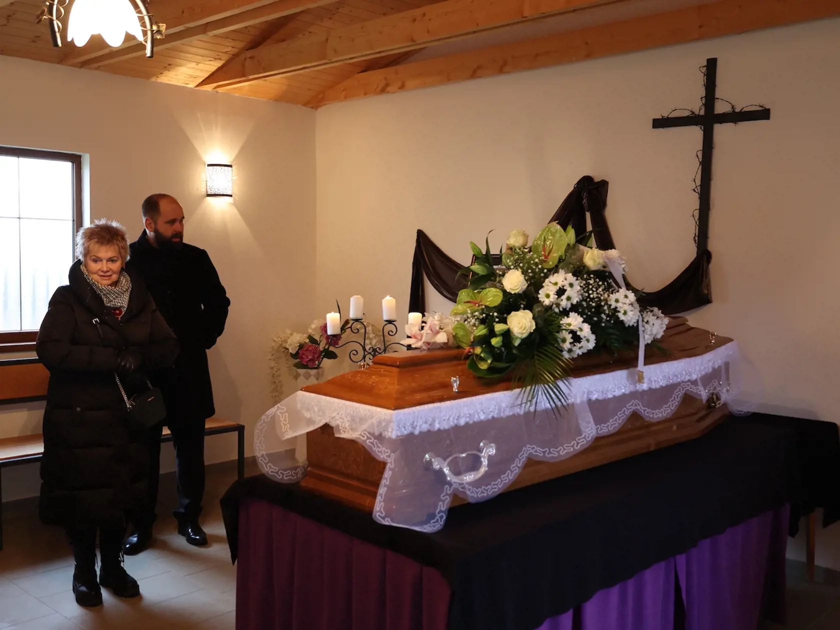Pri rakve manželka Miroslava Číža a syn Tomáš.