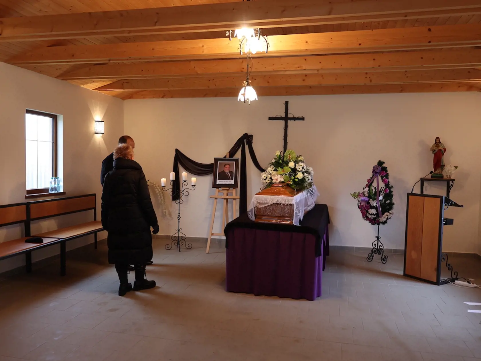 Pri rakve manželka Miroslava Číža a syn Tomáš.