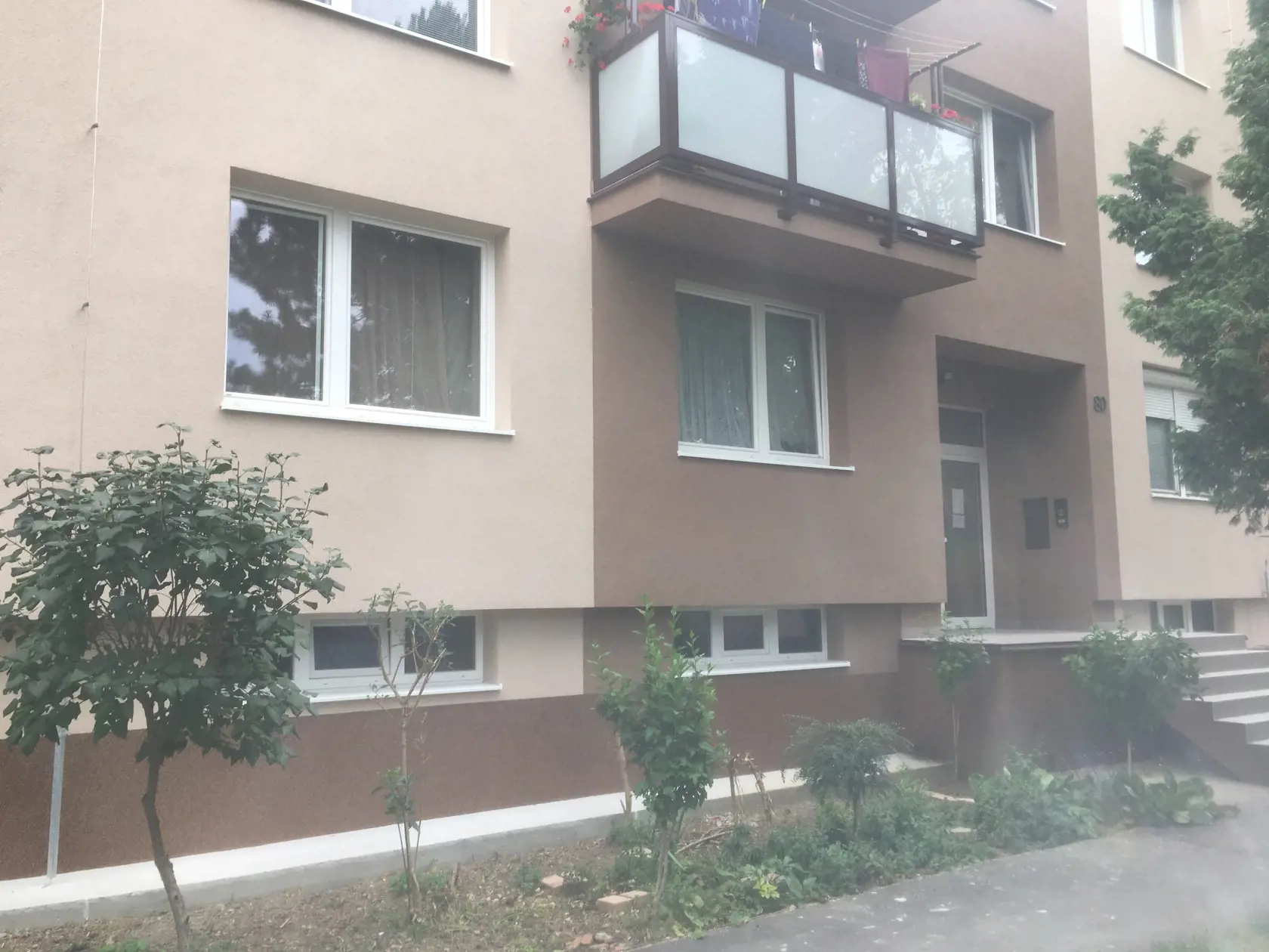 V tomto byte na prízemí býva „zázračný liečiteľ“, a podľa Rómov aj svätý muž Maroš,  spolu s mamou Ľubicou.