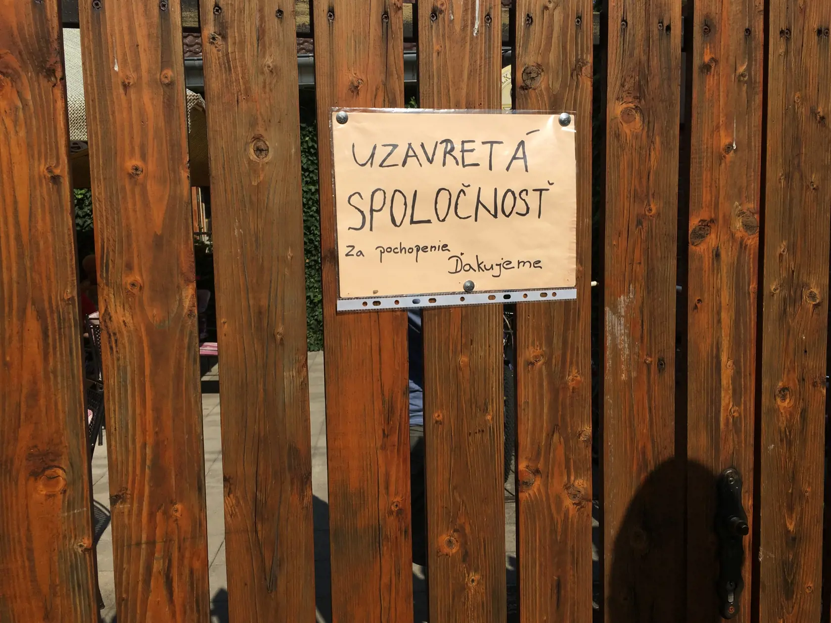 Podniky v okolí parčíka zatvorili v čase, keď bolo na mieste príliš veľa ľudí.