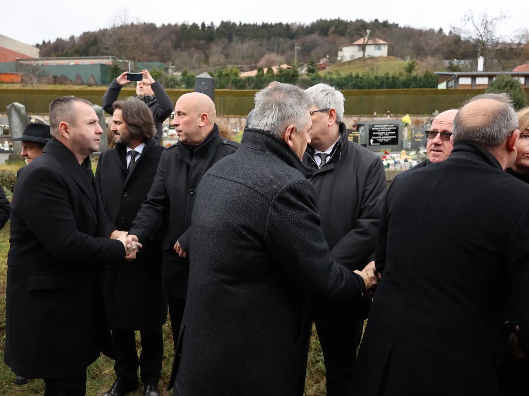 S rodákom z Banskej Štiavnice, s Miroslavom Čížom, sa najbližší rozlúčili vo štvrtok v obci Štiavnické Bane. Posledná rozlúčka sa uskutočnila v Dome smútku na miestnom cintoríne, kúsok od ktorého je Číž aj pochovaný. Keďže bol bývalým dlhoročným poslancom, podpredsedom NR SR a stál pri zrode Smeru-SD, na pohrebe nechýbali ani jeho najbližší kolegovia.