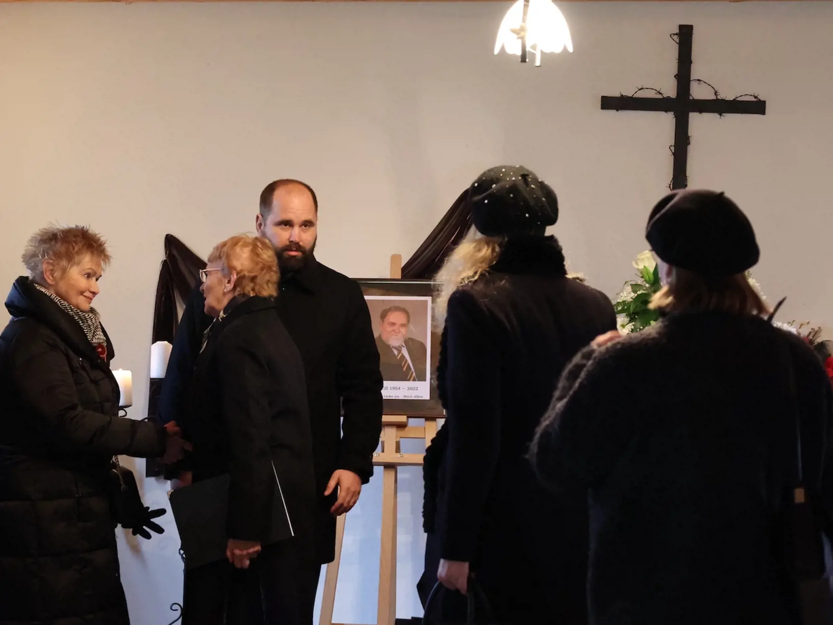 S rodákom z Banskej Štiavnice, s Miroslavom Čížom, sa najbližší rozlúčili vo štvrtok v obci Štiavnické Bane. Posledná rozlúčka sa uskutočnila v Dome smútku na miestnom cintoríne, kúsok od ktorého je Číž aj pochovaný. Keďže bol bývalým dlhoročným poslancom, podpredsedom NR SR a stál pri zrode Smeru-SD, na pohrebe nechýbali ani jeho najbližší kolegovia.
