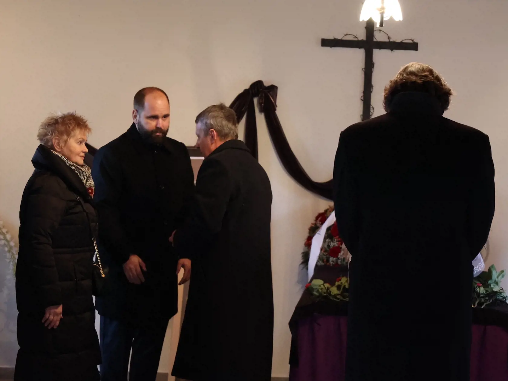 Keďže bol bývalým dlhoročným poslancom, podpredsedom NR SR a stál pri zrode Smeru-SD, na pohrebe nechýbali ani jeho najbližší kolegovia. Pred rakvou stojí Róbert Kaliňák.