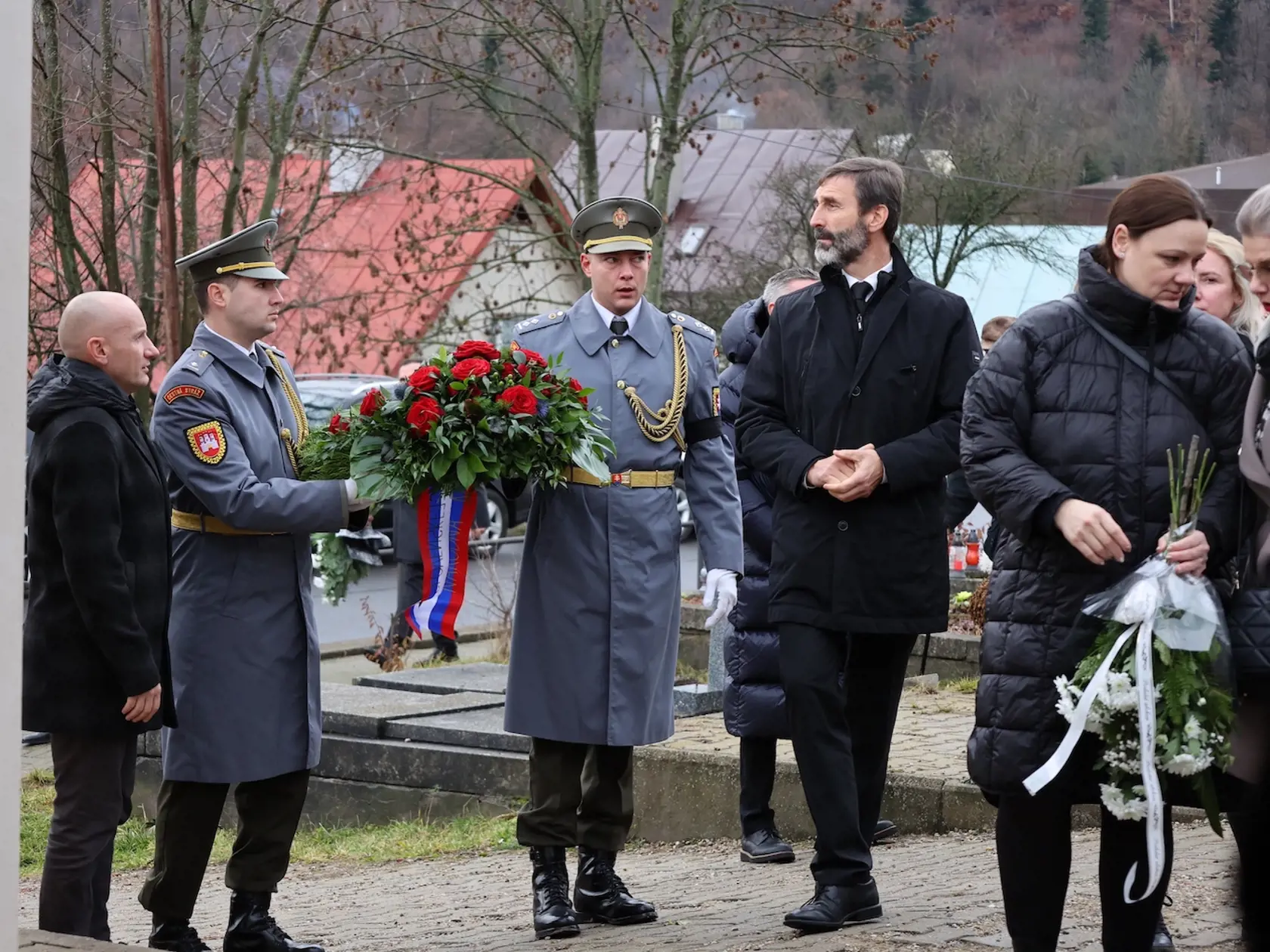S rodákom z Banskej Štiavnice, s Miroslavom Čížom, sa najbližší rozlúčili vo štvrtok v obci Štiavnické Bane. Posledná rozlúčka sa uskutočnila v Dome smútku na miestnom cintoríne, kúsok od ktorého je Číž aj pochovaný. Keďže bol bývalým dlhoročným poslancom, podpredsedom NR SR a stál pri zrode Smeru-SD, na pohrebe nechýbali ani jeho najbližší kolegovia.